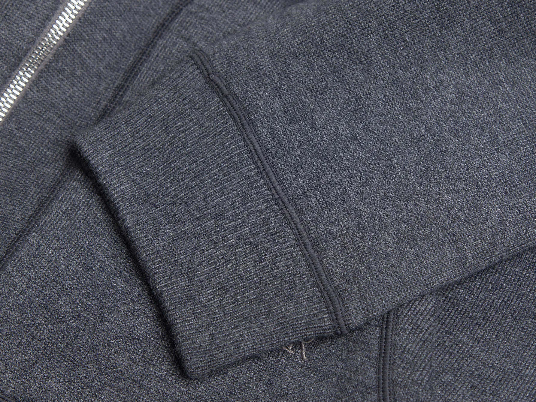 🅿️720 (No pressure in and out of the cabinet🔥 ZP version) Thick cashmere Double-sided🉑️Wearable The size is too large⚠️-Dior official website classic style🔥 Double-sided wearable different style letter logo jacquard cashmere blend hooded sweater jacket Men and women alike -Using ZP custom-dyed cashmere wool 98% cashmere fabric Threads are custom-dyed in the same cylinder with zero color difference Full set of auxiliary materials customized to distinguish the market currency. Welcome to compare - Color White Gray Dark Gray - Size S M L S-150 M -170 L-200 or less