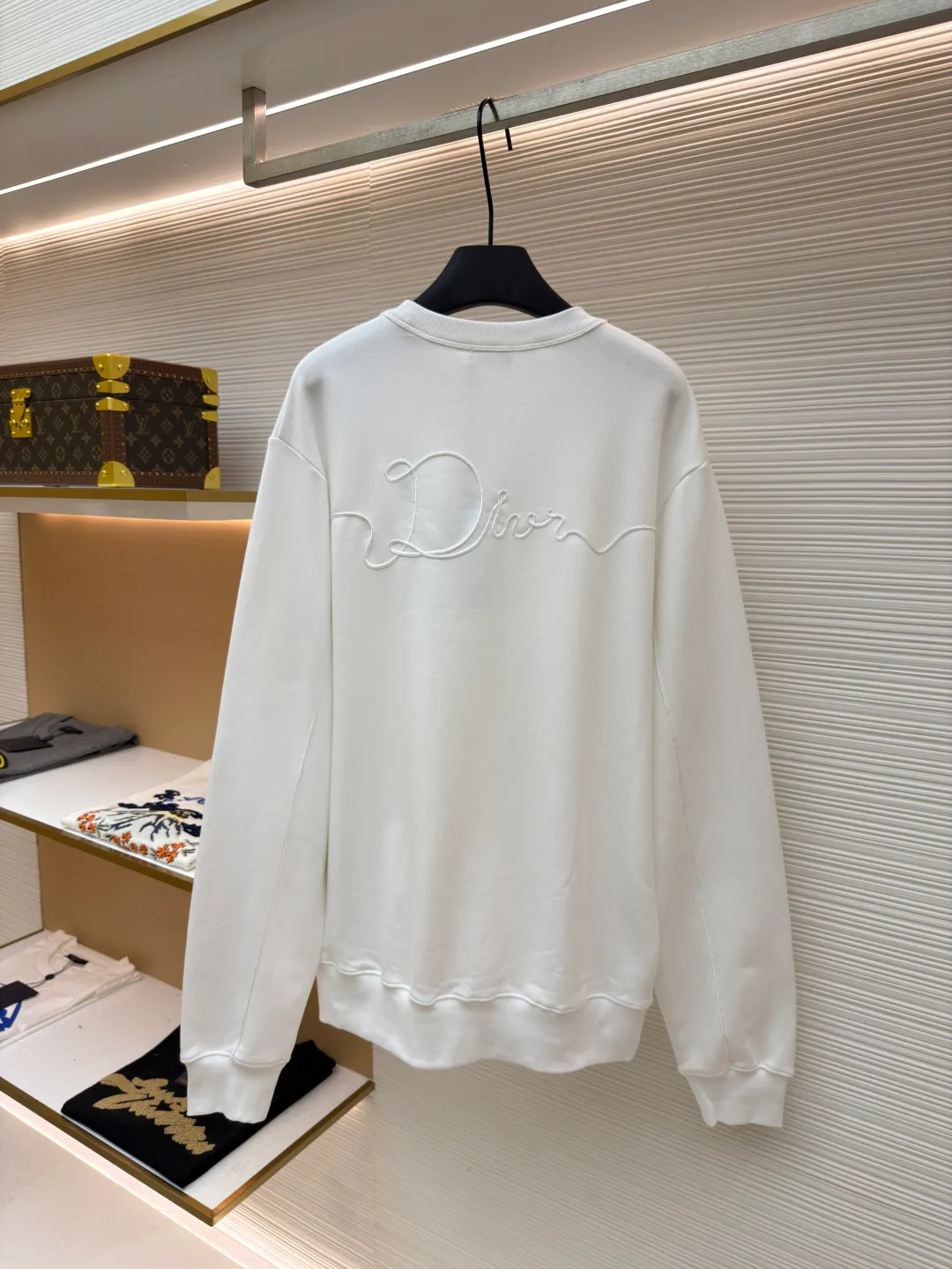 Dior woven satin badge crew neck sweatshirt ●Original version: Purchased and developed by 9976 ●Item number: 1681701-A60 ●Fabric: cotton fleece terry fabric ●Technology: embroidery production ●Color: white ●Version: fitted version ●Weight: about 575 grams ●Size: XS-S-M-L ●Description: The pure cotton texture fabric is made of 26-count double yarn + 10-count base yarn terry fabric, with a weight of 380g/㎡; it is matched with 21-count 2x2 rib, and the composition is 95% cotton and 5% spandex; the weight is 380g/㎡. The 26-count double yarn is used as the surface yarn, and the yarn is thinner, ensuring the delicate and smooth appearance of the fabric and good color fastness; while the 10-count bottom yarn is used as the terry yarn, and the yarn is thicker, forming loose loops during weaving. After unified raising or brushing treatment in the later stage, a layer of rich, dense and soft velvet is formed on the inside of the fabric. The high weight gives the sweatshirt a heavy drape and crisp texture, making it less prone to wrinkles and with stronger styling capabilities. The pure cotton material ensures excellent breathability, moisture absorption and skin-friendly feel, and the final white color appears pure and rich in texture. The overall wiring is straight and delicate, the fabric is comfortable and soft, and the color is consistent without color difference. It can be matched with the same style to create a fashionable look and control various occasions. Customized accessories, complete with three standards, same style for men and women!
