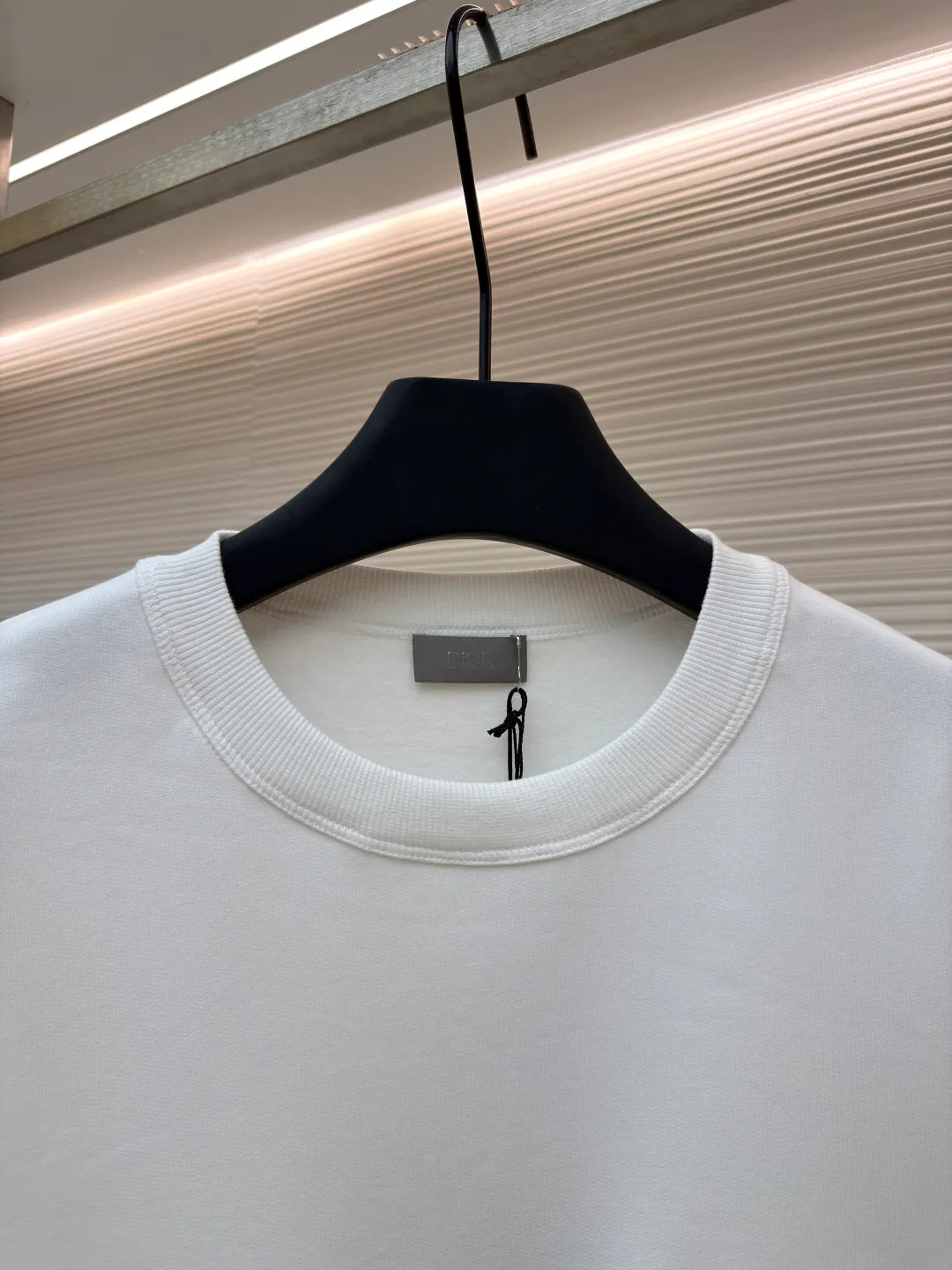 Dior woven satin badge crew neck sweatshirt ●Original version: Purchased and developed by 9976 ●Item number: 1681701-A60 ●Fabric: cotton fleece terry fabric ●Technology: embroidery production ●Color: white ●Version: fitted version ●Weight: about 575 grams ●Size: XS-S-M-L ●Description: The pure cotton texture fabric is made of 26-count double yarn + 10-count base yarn terry fabric, with a weight of 380g/㎡; it is matched with 21-count 2x2 rib, and the composition is 95% cotton and 5% spandex; the weight is 380g/㎡. The 26-count double yarn is used as the surface yarn, and the yarn is thinner, ensuring the delicate and smooth appearance of the fabric and good color fastness; while the 10-count bottom yarn is used as the terry yarn, and the yarn is thicker, forming loose loops during weaving. After unified raising or brushing treatment in the later stage, a layer of rich, dense and soft velvet is formed on the inside of the fabric. The high weight gives the sweatshirt a heavy drape and crisp texture, making it less prone to wrinkles and with stronger styling capabilities. The pure cotton material ensures excellent breathability, moisture absorption and skin-friendly feel, and the final white color appears pure and rich in texture. The overall wiring is straight and delicate, the fabric is comfortable and soft, and the color is consistent without color difference. It can be matched with the same style to create a fashionable look and control various occasions. Customized accessories, complete with three standards, same style for men and women!
