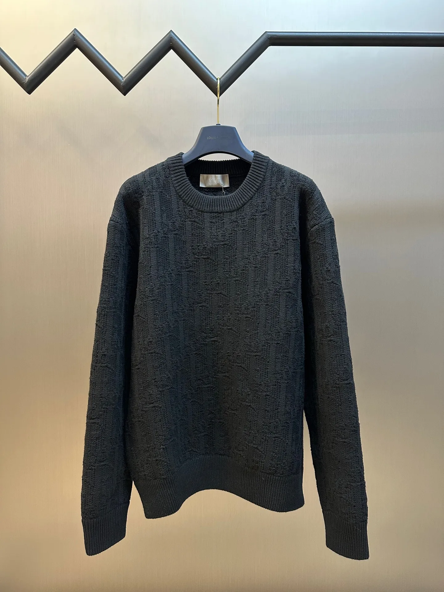🅿️580 Dior Dark Pattern Presbyopia Sweater This sweater highlights Dior’s classic Oblique print. Crafted from gray cotton-blend jacquard in an oversized fit, it features ribbed details at the collar, cuffs and hem. Decorated with a tonal printed pattern throughout, subtle details enhance the style.  size：xs s m l