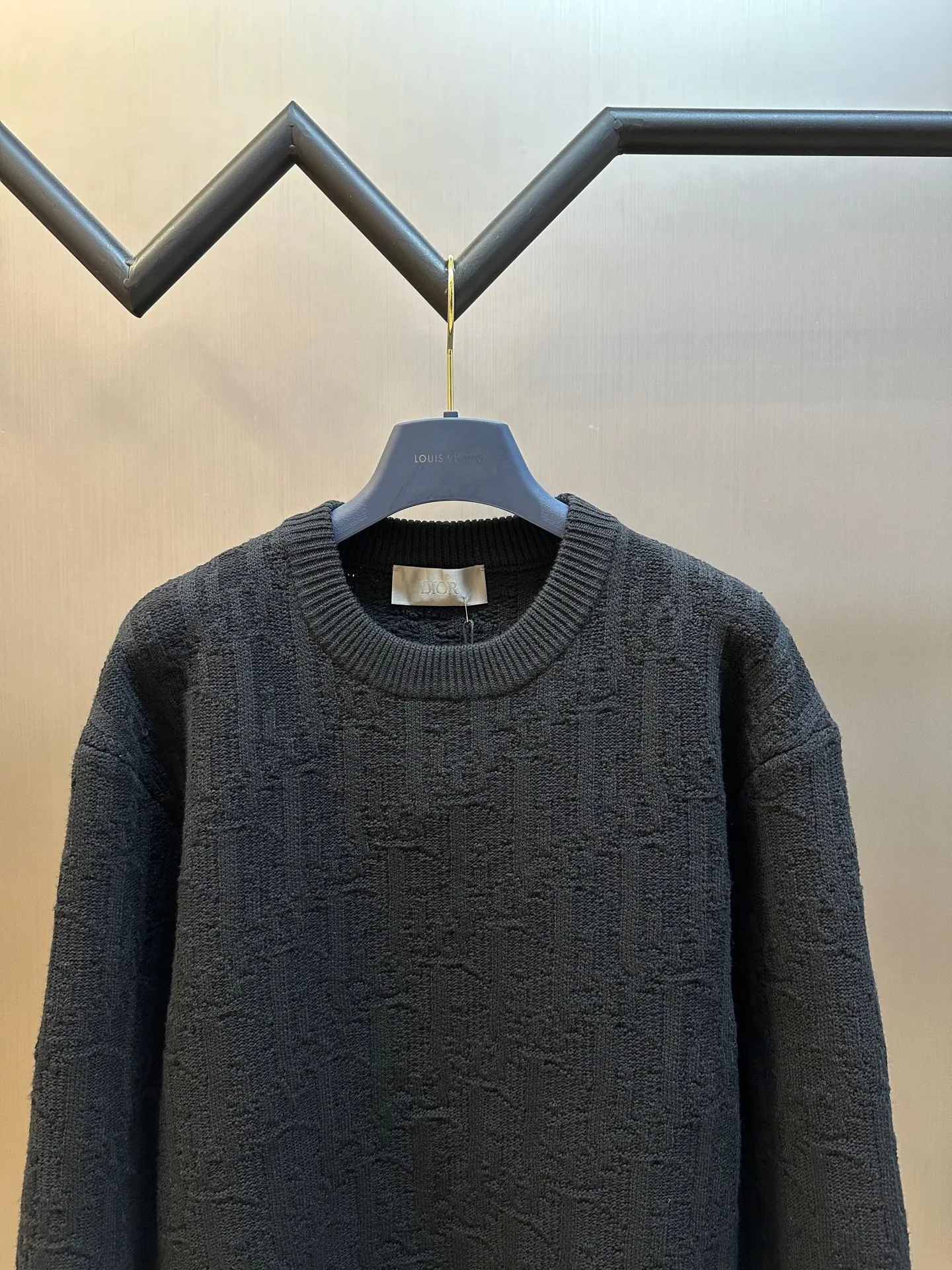 🅿️580 Dior Dark Pattern Presbyopia Sweater This sweater highlights Dior’s classic Oblique print. Crafted from gray cotton-blend jacquard in an oversized fit, it features ribbed details at the collar, cuffs and hem. Decorated with a tonal printed pattern throughout, subtle details enhance the style.  size：xs s m l