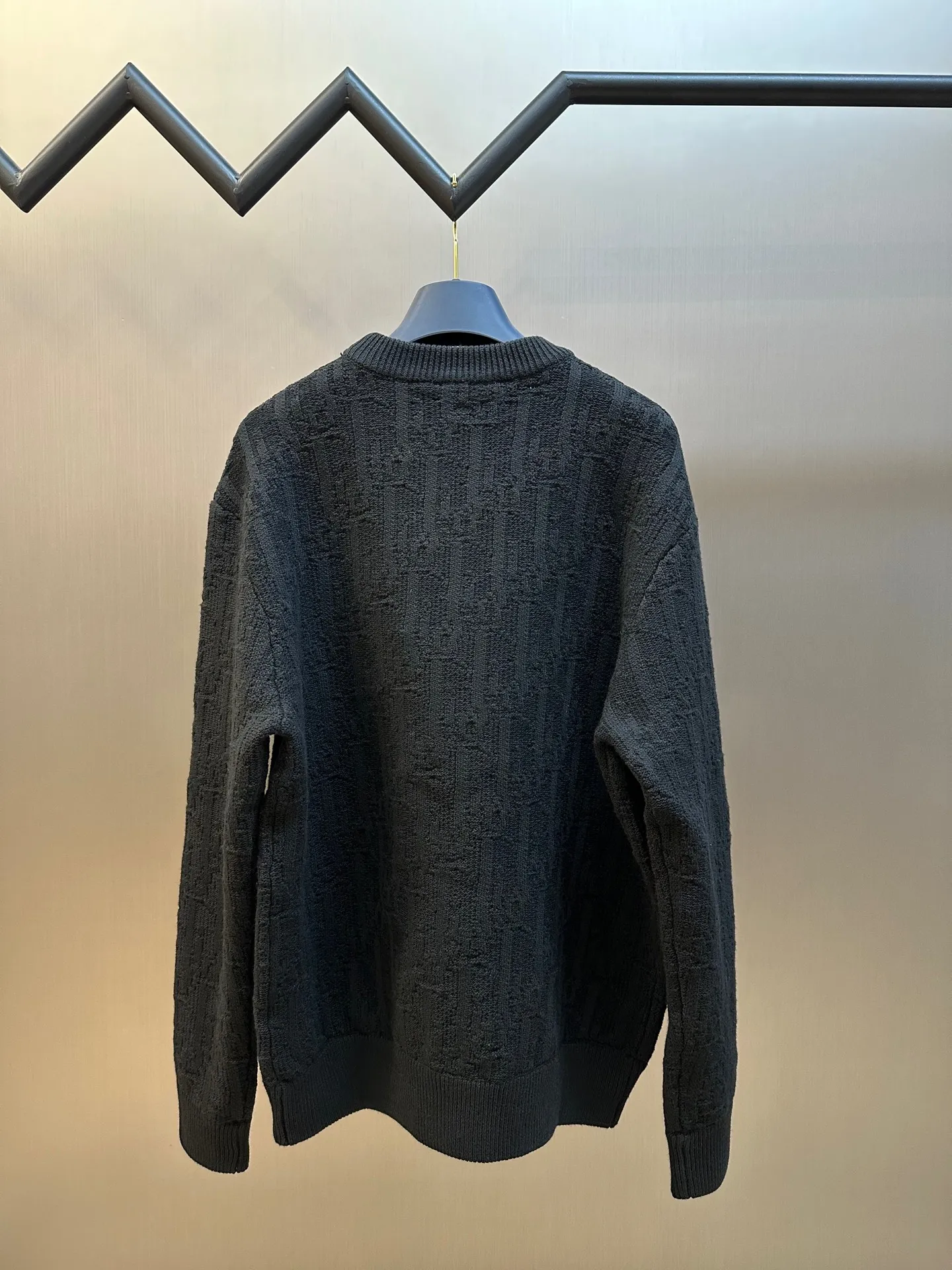 🅿️580 Dior Dark Pattern Presbyopia Sweater This sweater highlights Dior’s classic Oblique print. Crafted from gray cotton-blend jacquard in an oversized fit, it features ribbed details at the collar, cuffs and hem. Decorated with a tonal printed pattern throughout, subtle details enhance the style.  size：xs s m l