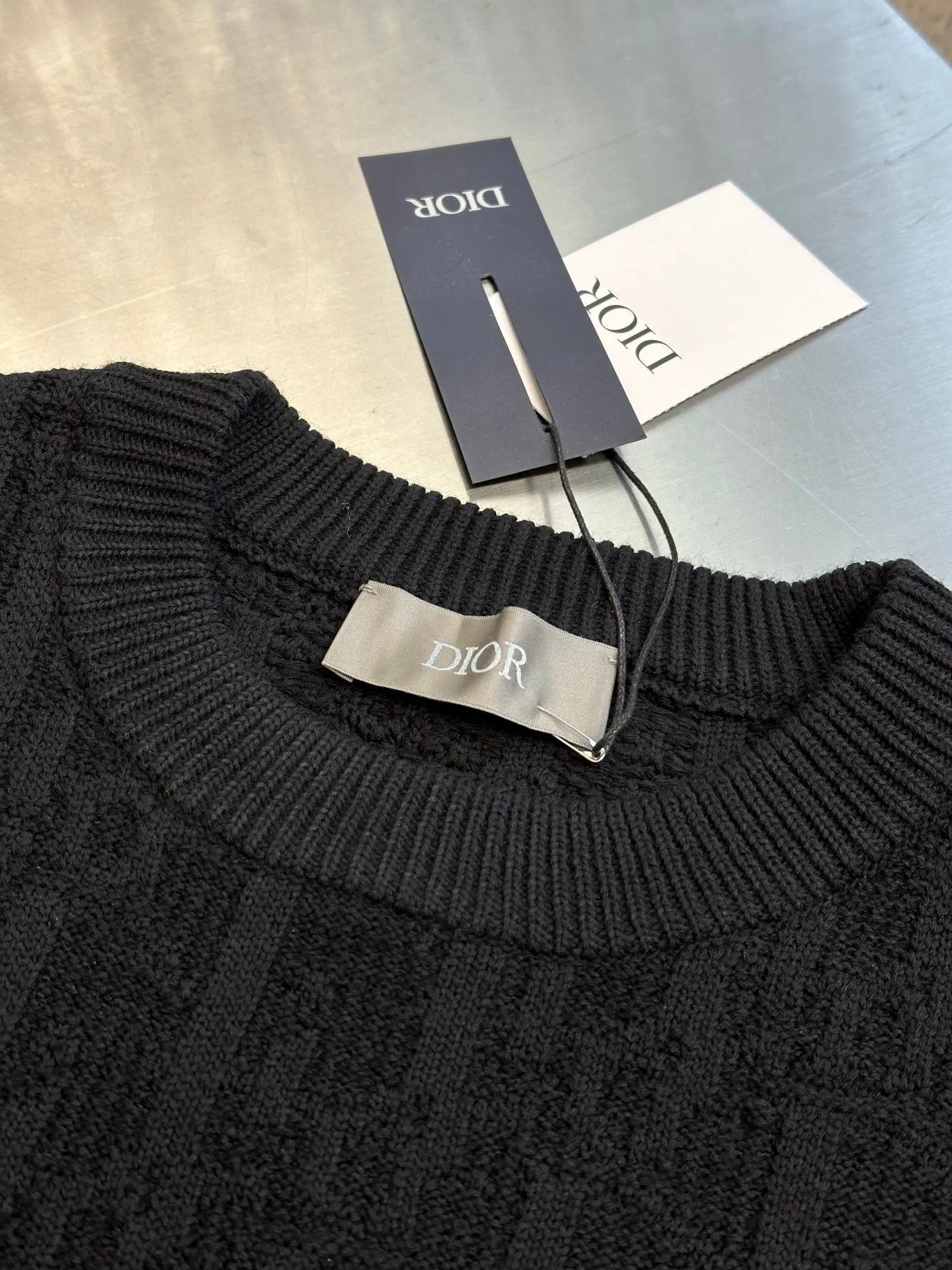 🅿️580 Dior Dark Pattern Presbyopia Sweater This sweater highlights Dior’s classic Oblique print. Crafted from gray cotton-blend jacquard in an oversized fit, it features ribbed details at the collar, cuffs and hem. Decorated with a tonal printed pattern throughout, subtle details enhance the style.  size：xs s m l