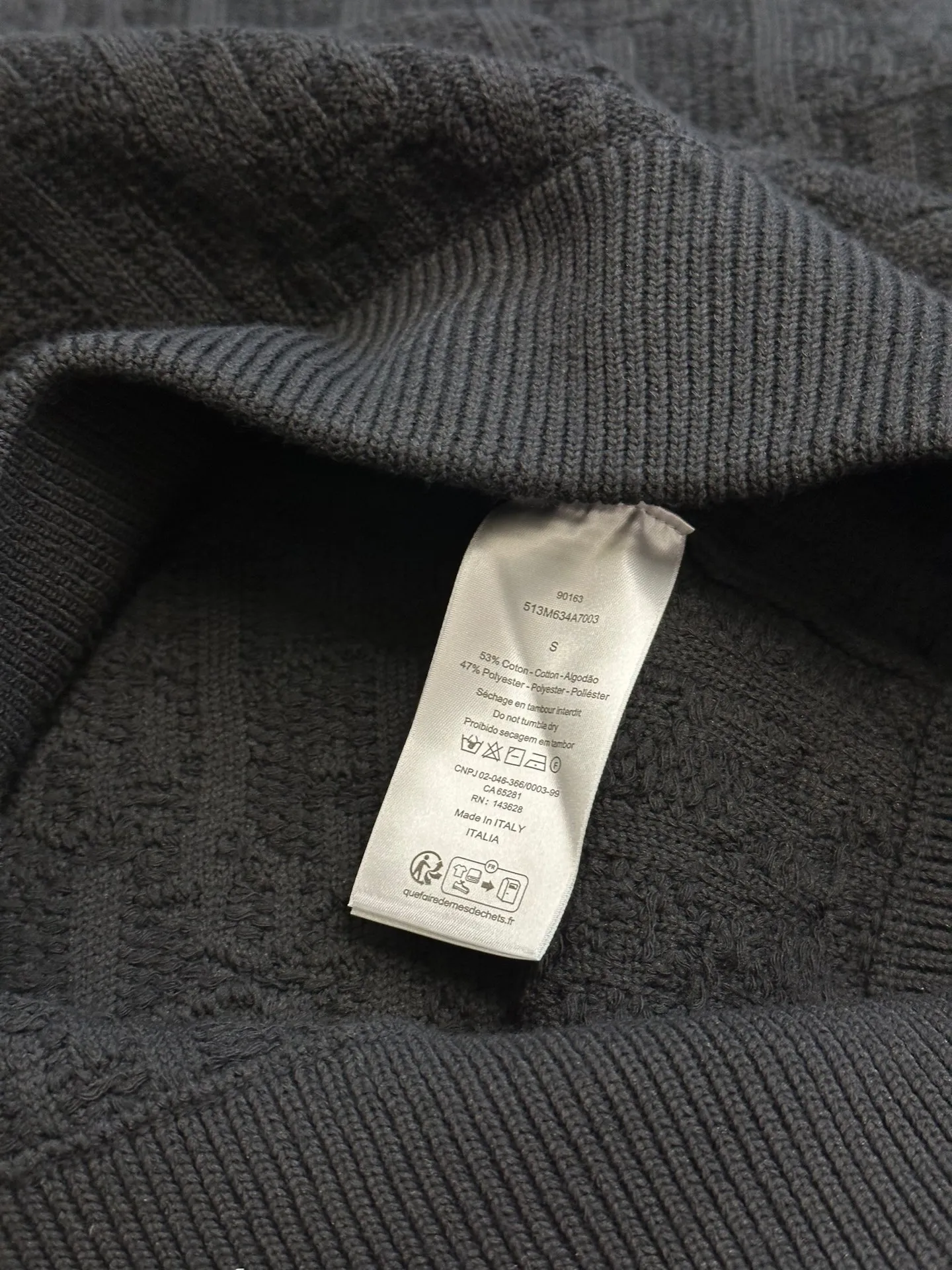🅿️580 Dior Dark Pattern Presbyopia Sweater This sweater highlights Dior’s classic Oblique print. Crafted from gray cotton-blend jacquard in an oversized fit, it features ribbed details at the collar, cuffs and hem. Decorated with a tonal printed pattern throughout, subtle details enhance the style.  size：xs s m l