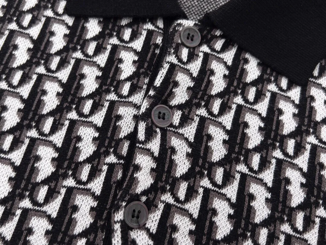 🅿️220 Available all year round. The correct version of Dior jacquard knitted Polo shirt. The fabric is made of Stol wool looms imported from Germany. The whole body is made of iconic Oblique printing. Straight cut. Customized flat machine collar with the same blue background color as the fabric. Customized mother-of-pearl buttons with logo and logo in the mold. Exclusive version for the whole network. Customized official website consistent washed wheat. Full set of packaging accessories. Size XS-L