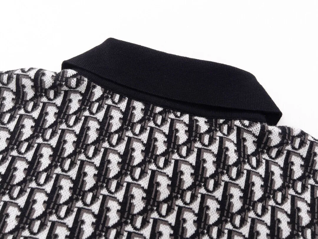 🅿️220 Available all year round. The correct version of Dior jacquard knitted Polo shirt. The fabric is made of Stol wool looms imported from Germany. The whole body is made of iconic Oblique printing. Straight cut. Customized flat machine collar with the same blue background color as the fabric. Customized mother-of-pearl buttons with logo and logo in the mold. Exclusive version for the whole network. Customized official website consistent washed wheat. Full set of packaging accessories. Size XS-L