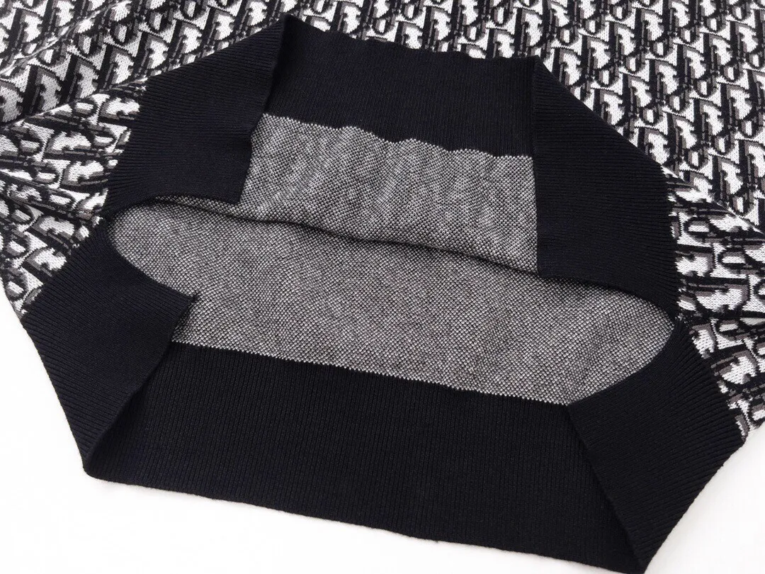 🅿️220 Available all year round. The correct version of Dior jacquard knitted Polo shirt. The fabric is made of Stol wool looms imported from Germany. The whole body is made of iconic Oblique printing. Straight cut. Customized flat machine collar with the same blue background color as the fabric. Customized mother-of-pearl buttons with logo and logo in the mold. Exclusive version for the whole network. Customized official website consistent washed wheat. Full set of packaging accessories. Size XS-L