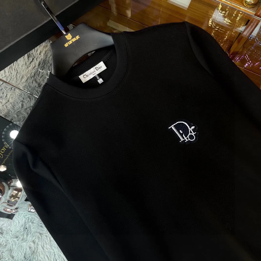 🅿️220 brand [DIOR Dior] (good news for fat people) 2025ss autumn latest long-sleeved round-neck sweatshirt, on sale simultaneously on the official website. Refreshing and breathable. Made of top Tencel Roman. Comfortable and soft. 3D three-dimensional clarity. Super fashion sense. Great for gifting and keeping for yourself. Size: M-5XL (can wear up to 220 pounds)