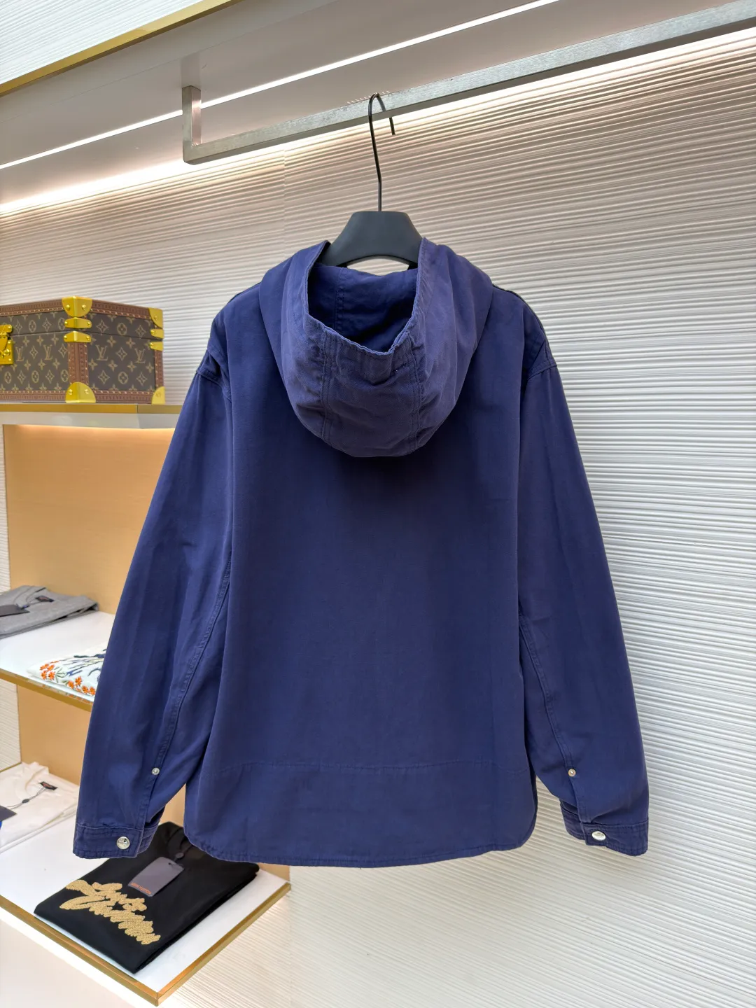 Dior co-branded embroidered zipper jacket ●Original version: Purchased and developed for 21000 ●Item number: 1681167-B35 ●Material: Custom-dyed gray-blue ancient densely woven thick cotton fabric ●Technology: Stone-milled fermentation wash ●Color: blue ●Type: Fitted version ●Weight: about 860g ●Size: 46-48-50-52 ●Description: Custom-dyed gray-blue ancient densely woven thick cotton with excellent texture and comfortable skin fit The realm of gray and blue uses color temperature to reconstruct the aesthetics of speed. From the DIOR AND LEWISHAMILTON joint series. The co-branded password is hidden in the same color embroidery on the chest, forming a micro echo with the background color of the jacket. The hooded design conveys a low-key but unignorable sense of high-end. Let the text become a flowing brand badge. The noble joint brand shows luxury, using imported machine embroidery technology. Use advanced computer control systems and precision mechanical components to realize Dior joint embroidery operations with high precision. Smooth and delicate lines, ergonomic three-dimensional tailoring, return to traditional craftsmanship through segmentation, folding, shrinking, and stretching techniques. The so-called slow work results in fine work, which is the respect for materials and the pursuit of feel. Complex workmanship, tedious, slow aging, high loss, electrolytic dark blue ➕ stone grinding and fermentation washing process. Prioritize the use of electrochemical reactions to change the color of the fabric, and then mix the fabric with abrasives through a grinder and clean it with hot water to achieve a specific washing effect. The overall wiring is straight and delicate, the fabric is comfortable and soft, and the color is consistent without color difference. It can be matched with the same style to create a fashionable look and control various occasions. Customized accessories, complete with three standards, same style for men and women!