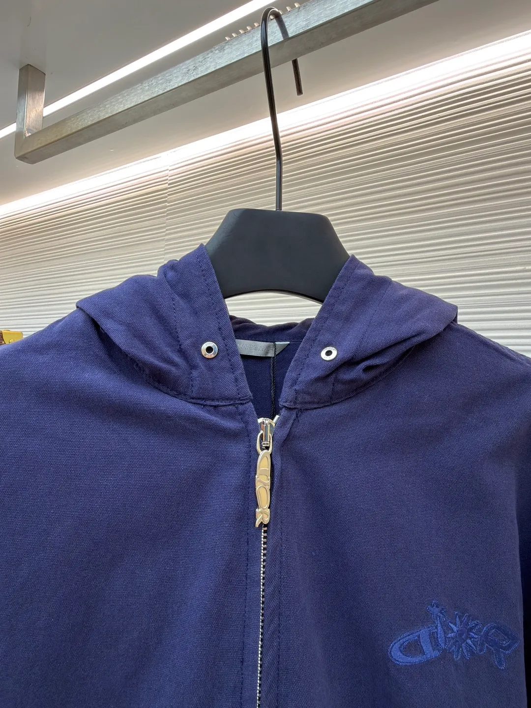 Dior co-branded embroidered zipper jacket ●Original version: Purchased and developed for 21000 ●Item number: 1681167-B35 ●Material: Custom-dyed gray-blue ancient densely woven thick cotton fabric ●Technology: Stone-milled fermentation wash ●Color: blue ●Type: Fitted version ●Weight: about 860g ●Size: 46-48-50-52 ●Description: Custom-dyed gray-blue ancient densely woven thick cotton with excellent texture and comfortable skin fit The realm of gray and blue uses color temperature to reconstruct the aesthetics of speed. From the DIOR AND LEWISHAMILTON joint series. The co-branded password is hidden in the same color embroidery on the chest, forming a micro echo with the background color of the jacket. The hooded design conveys a low-key but unignorable sense of high-end. Let the text become a flowing brand badge. The noble joint brand shows luxury, using imported machine embroidery technology. Use advanced computer control systems and precision mechanical components to realize Dior joint embroidery operations with high precision. Smooth and delicate lines, ergonomic three-dimensional tailoring, return to traditional craftsmanship through segmentation, folding, shrinking, and stretching techniques. The so-called slow work results in fine work, which is the respect for materials and the pursuit of feel. Complex workmanship, tedious, slow aging, high loss, electrolytic dark blue ➕ stone grinding and fermentation washing process. Prioritize the use of electrochemical reactions to change the color of the fabric, and then mix the fabric with abrasives through a grinder and clean it with hot water to achieve a specific washing effect. The overall wiring is straight and delicate, the fabric is comfortable and soft, and the color is consistent without color difference. It can be matched with the same style to create a fashionable look and control various occasions. Customized accessories, complete with three standards, same style for men and women!