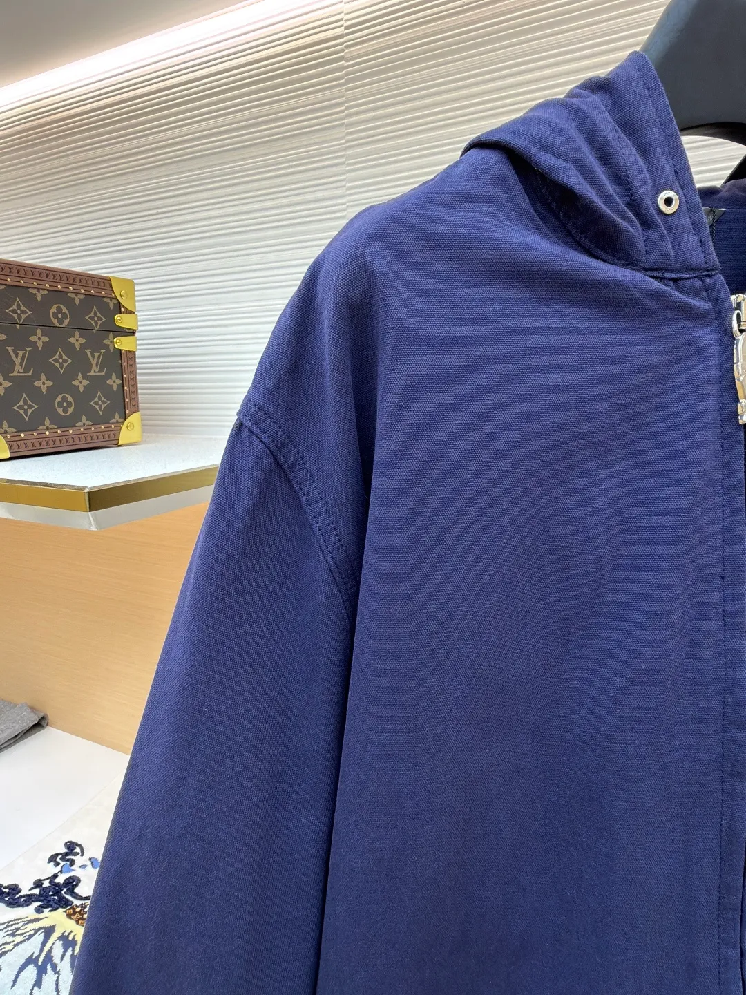 Dior co-branded embroidered zipper jacket ●Original version: Purchased and developed for 21000 ●Item number: 1681167-B35 ●Material: Custom-dyed gray-blue ancient densely woven thick cotton fabric ●Technology: Stone-milled fermentation wash ●Color: blue ●Type: Fitted version ●Weight: about 860g ●Size: 46-48-50-52 ●Description: Custom-dyed gray-blue ancient densely woven thick cotton with excellent texture and comfortable skin fit The realm of gray and blue uses color temperature to reconstruct the aesthetics of speed. From the DIOR AND LEWISHAMILTON joint series. The co-branded password is hidden in the same color embroidery on the chest, forming a micro echo with the background color of the jacket. The hooded design conveys a low-key but unignorable sense of high-end. Let the text become a flowing brand badge. The noble joint brand shows luxury, using imported machine embroidery technology. Use advanced computer control systems and precision mechanical components to realize Dior joint embroidery operations with high precision. Smooth and delicate lines, ergonomic three-dimensional tailoring, return to traditional craftsmanship through segmentation, folding, shrinking, and stretching techniques. The so-called slow work results in fine work, which is the respect for materials and the pursuit of feel. Complex workmanship, tedious, slow aging, high loss, electrolytic dark blue ➕ stone grinding and fermentation washing process. Prioritize the use of electrochemical reactions to change the color of the fabric, and then mix the fabric with abrasives through a grinder and clean it with hot water to achieve a specific washing effect. The overall wiring is straight and delicate, the fabric is comfortable and soft, and the color is consistent without color difference. It can be matched with the same style to create a fashionable look and control various occasions. Customized accessories, complete with three standards, same style for men and women!