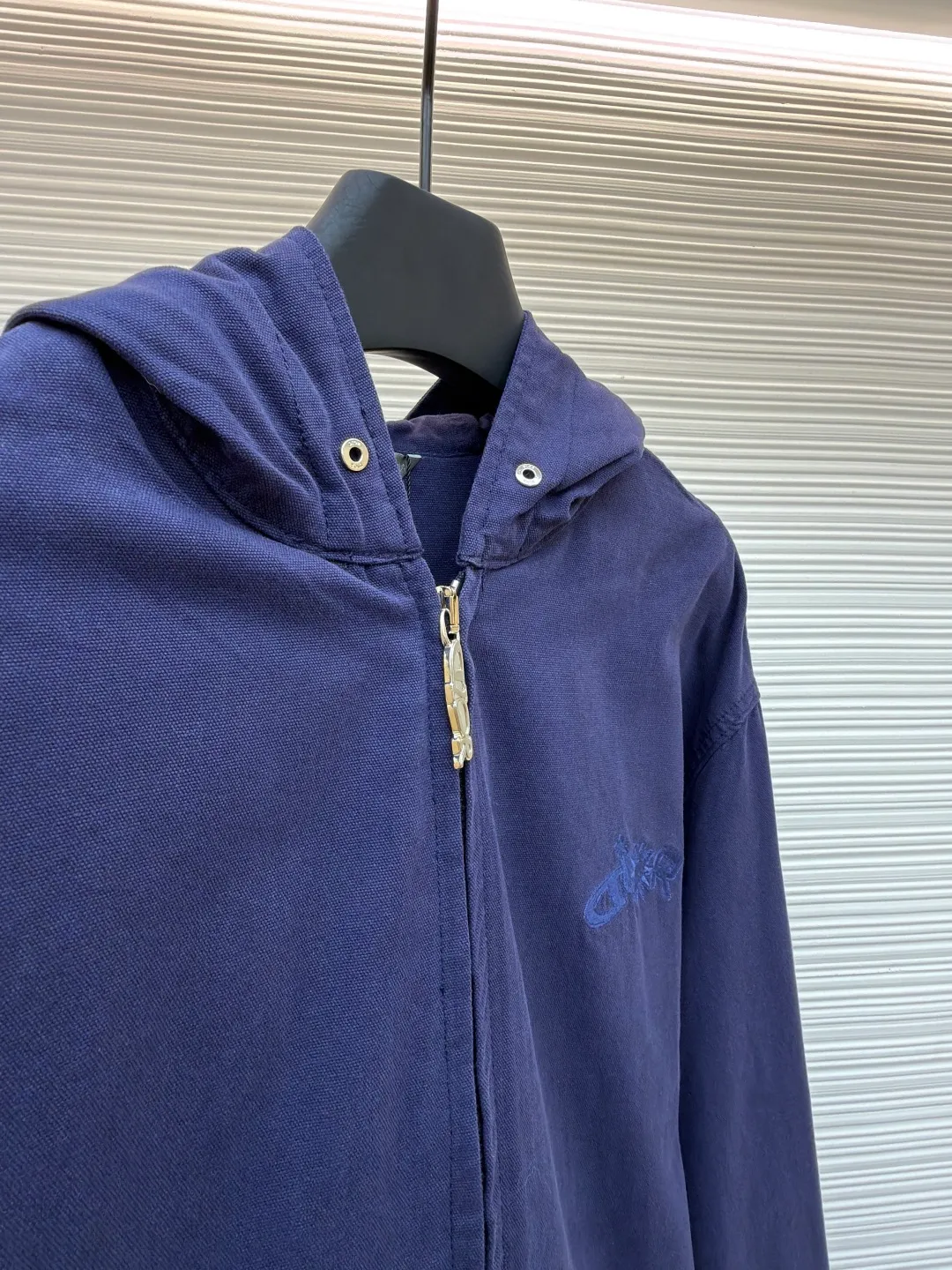 Dior co-branded embroidered zipper jacket ●Original version: Purchased and developed for 21000 ●Item number: 1681167-B35 ●Material: Custom-dyed gray-blue ancient densely woven thick cotton fabric ●Technology: Stone-milled fermentation wash ●Color: blue ●Type: Fitted version ●Weight: about 860g ●Size: 46-48-50-52 ●Description: Custom-dyed gray-blue ancient densely woven thick cotton with excellent texture and comfortable skin fit The realm of gray and blue uses color temperature to reconstruct the aesthetics of speed. From the DIOR AND LEWISHAMILTON joint series. The co-branded password is hidden in the same color embroidery on the chest, forming a micro echo with the background color of the jacket. The hooded design conveys a low-key but unignorable sense of high-end. Let the text become a flowing brand badge. The noble joint brand shows luxury, using imported machine embroidery technology. Use advanced computer control systems and precision mechanical components to realize Dior joint embroidery operations with high precision. Smooth and delicate lines, ergonomic three-dimensional tailoring, return to traditional craftsmanship through segmentation, folding, shrinking, and stretching techniques. The so-called slow work results in fine work, which is the respect for materials and the pursuit of feel. Complex workmanship, tedious, slow aging, high loss, electrolytic dark blue ➕ stone grinding and fermentation washing process. Prioritize the use of electrochemical reactions to change the color of the fabric, and then mix the fabric with abrasives through a grinder and clean it with hot water to achieve a specific washing effect. The overall wiring is straight and delicate, the fabric is comfortable and soft, and the color is consistent without color difference. It can be matched with the same style to create a fashionable look and control various occasions. Customized accessories, complete with three standards, same style for men and women!