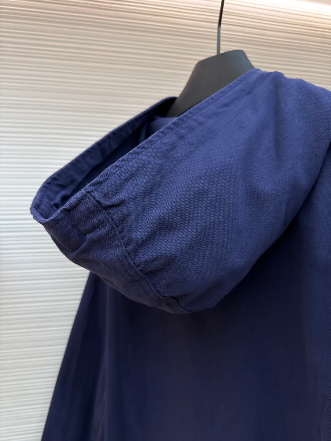 Dior co-branded embroidered zipper jacket ●Original version: Purchased and developed for 21000 ●Item number: 1681167-B35 ●Material: Custom-dyed gray-blue ancient densely woven thick cotton fabric ●Technology: Stone-milled fermentation wash ●Color: blue ●Type: Fitted version ●Weight: about 860g ●Size: 46-48-50-52 ●Description: Custom-dyed gray-blue ancient densely woven thick cotton with excellent texture and comfortable skin fit The realm of gray and blue uses color temperature to reconstruct the aesthetics of speed. From the DIOR AND LEWISHAMILTON joint series. The co-branded password is hidden in the same color embroidery on the chest, forming a micro echo with the background color of the jacket. The hooded design conveys a low-key but unignorable sense of high-end. Let the text become a flowing brand badge. The noble joint brand shows luxury, using imported machine embroidery technology. Use advanced computer control systems and precision mechanical components to realize Dior joint embroidery operations with high precision. Smooth and delicate lines, ergonomic three-dimensional tailoring, return to traditional craftsmanship through segmentation, folding, shrinking, and stretching techniques. The so-called slow work results in fine work, which is the respect for materials and the pursuit of feel. Complex workmanship, tedious, slow aging, high loss, electrolytic dark blue ➕ stone grinding and fermentation washing process. Prioritize the use of electrochemical reactions to change the color of the fabric, and then mix the fabric with abrasives through a grinder and clean it with hot water to achieve a specific washing effect. The overall wiring is straight and delicate, the fabric is comfortable and soft, and the color is consistent without color difference. It can be matched with the same style to create a fashionable look and control various occasions. Customized accessories, complete with three standards, same style for men and women!