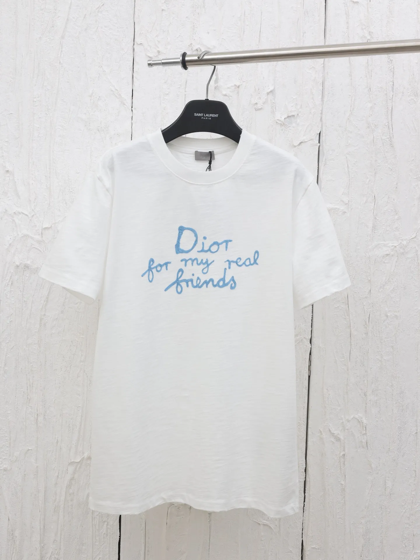 🅿️280 Dio*/Dior 25 spring and summer new short-sleeved T-shirt with letter embroidery logo. Customized 32 pieces of 280g combed fabric, original craft thread. Designed with letter logo embroidery technology, simple and elegant, easy and versatile, classic silhouette with ribbed round collar. Collar, sleeves and hem are embellished with burnt flower effect to enhance style. Casual tailoring, can be paired with bottoms of the same season to create a fashionable look. Size: S/M/L/XL