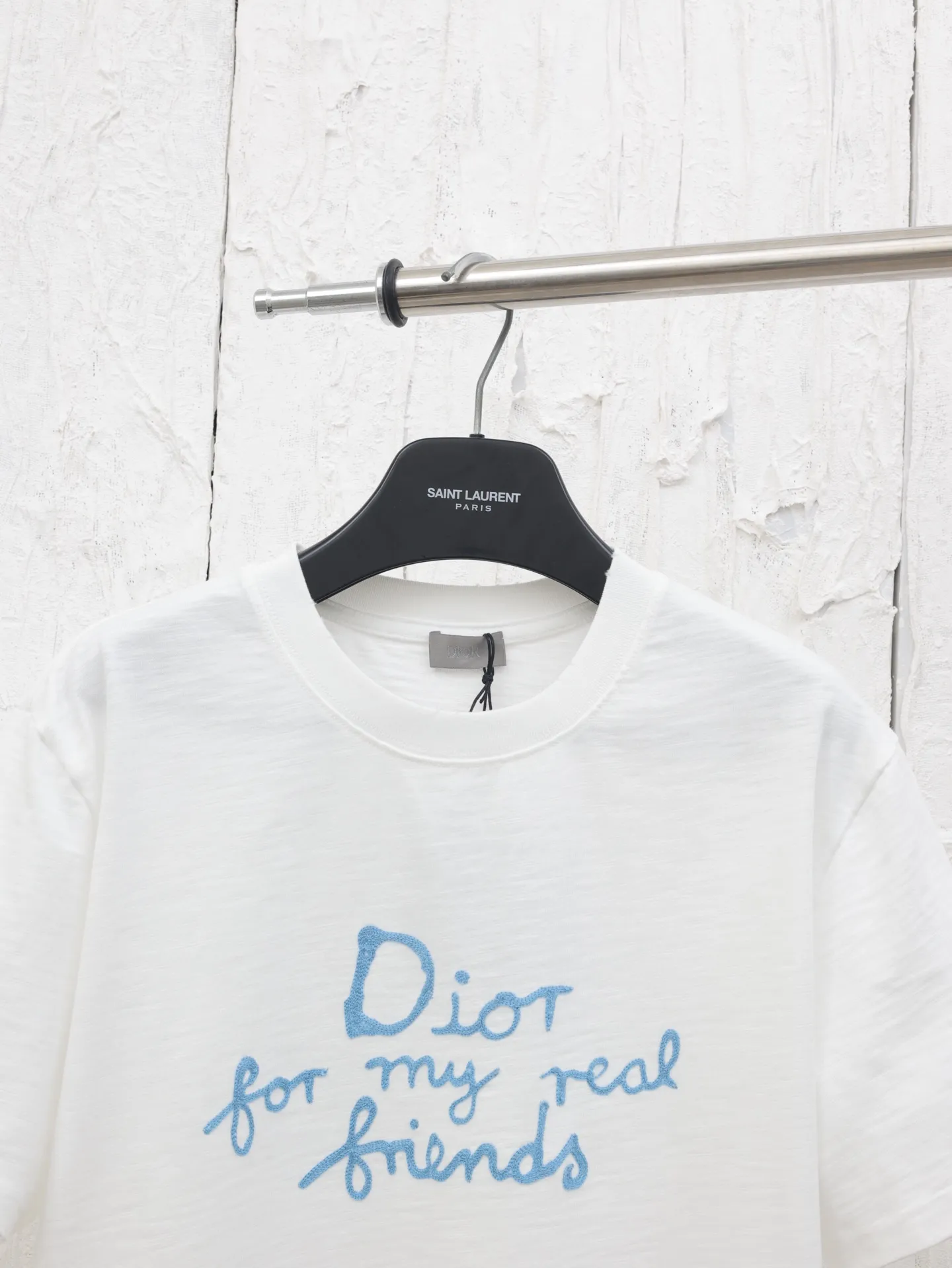 🅿️280 Dio*/Dior 25 spring and summer new short-sleeved T-shirt with letter embroidery logo. Customized 32 pieces of 280g combed fabric, original craft thread. Designed with letter logo embroidery technology, simple and elegant, easy and versatile, classic silhouette with ribbed round collar. Collar, sleeves and hem are embellished with burnt flower effect to enhance style. Casual tailoring, can be paired with bottoms of the same season to create a fashionable look. Size: S/M/L/XL