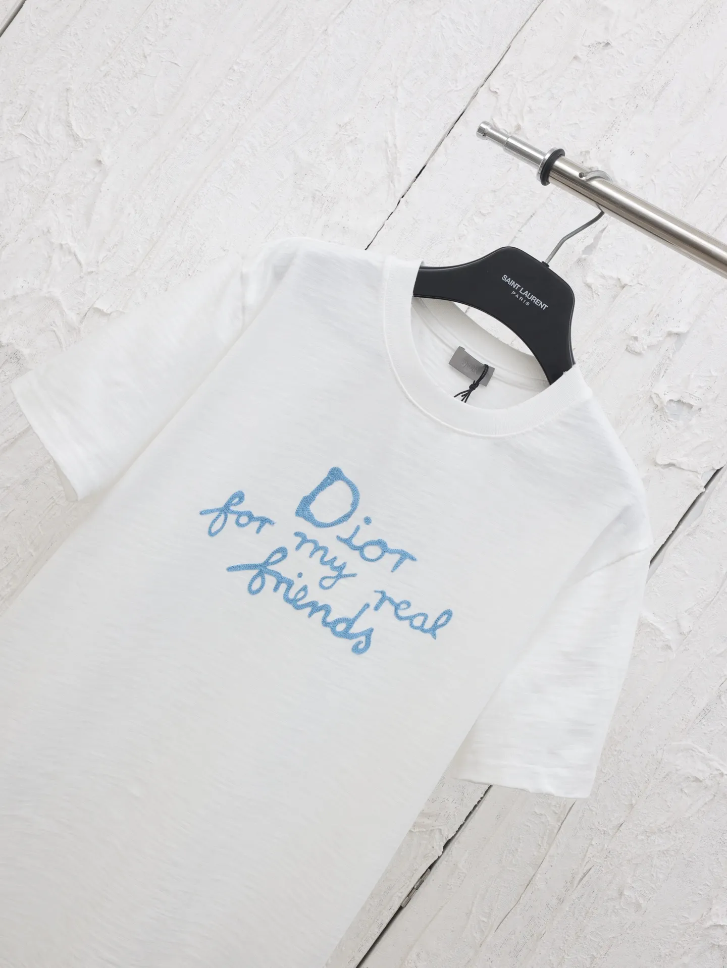 🅿️280 Dio*/Dior 25 spring and summer new short-sleeved T-shirt with letter embroidery logo. Customized 32 pieces of 280g combed fabric, original craft thread. Designed with letter logo embroidery technology, simple and elegant, easy and versatile, classic silhouette with ribbed round collar. Collar, sleeves and hem are embellished with burnt flower effect to enhance style. Casual tailoring, can be paired with bottoms of the same season to create a fashionable look. Size: S/M/L/XL