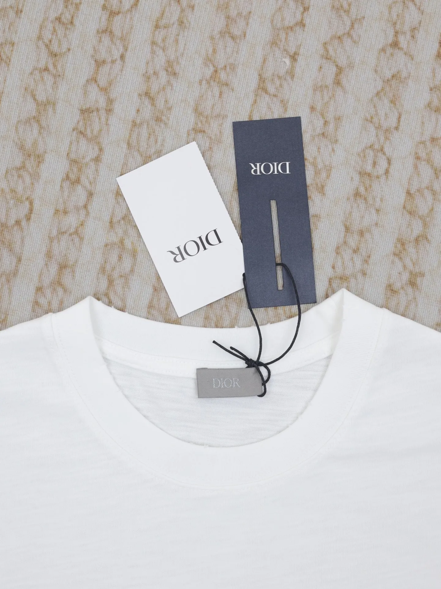 🅿️280 Dio*/Dior 25 spring and summer new short-sleeved T-shirt with letter embroidery logo. Customized 32 pieces of 280g combed fabric, original craft thread. Designed with letter logo embroidery technology, simple and elegant, easy and versatile, classic silhouette with ribbed round collar. Collar, sleeves and hem are embellished with burnt flower effect to enhance style. Casual tailoring, can be paired with bottoms of the same season to create a fashionable look. Size: S/M/L/XL