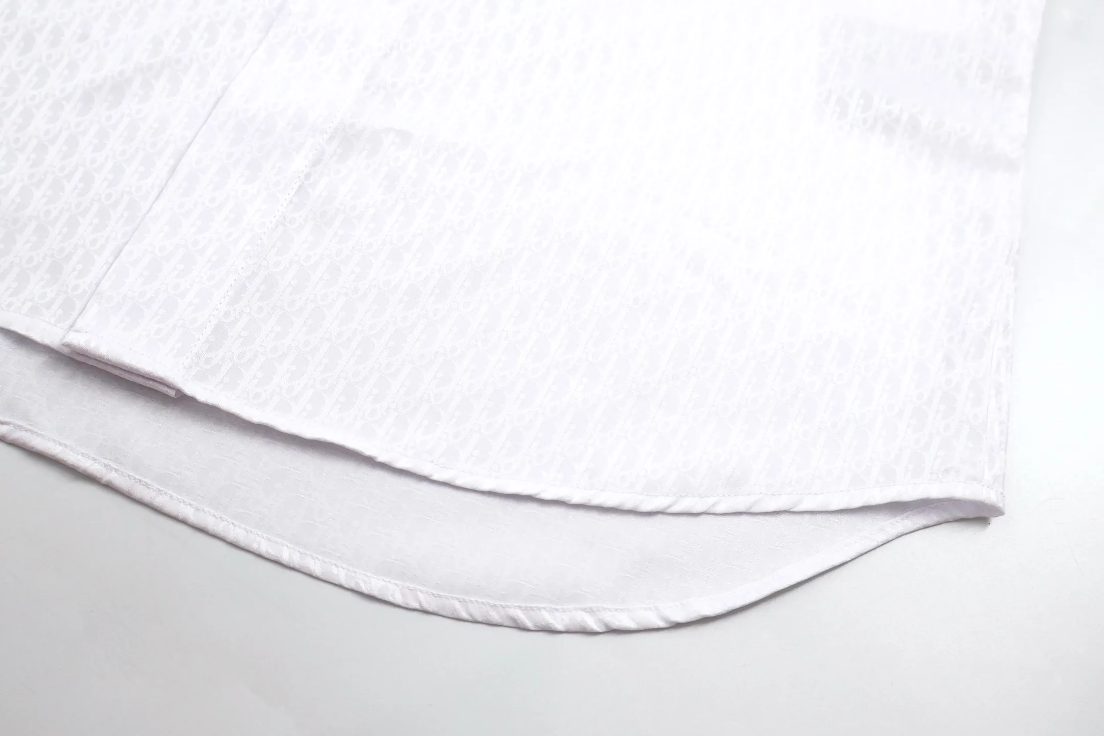🅿️560 [Exclusive supply] CD full-print jacquard point collar shirt (white) Original purchase and development of 13100, custom-made 50-count jacquard shirt cloth, 75D high-temperature interlining inside, fabric jacquard technology, professional stitching and hand-sewing, customized 1:1 buttons. Size:38-39-40-41