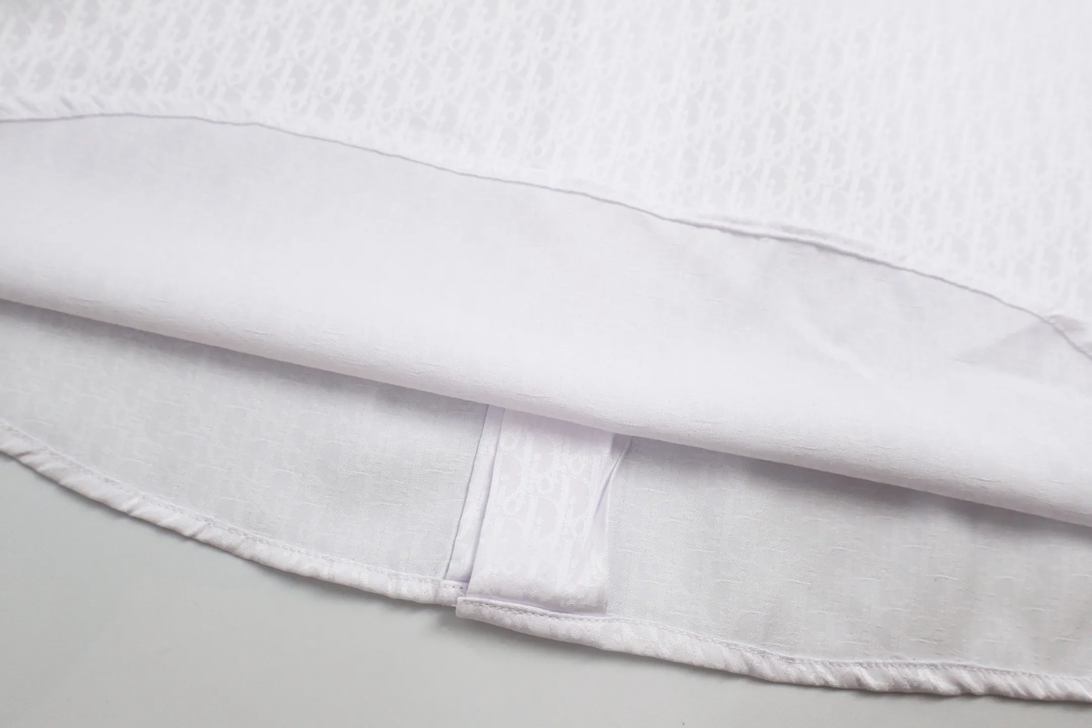 🅿️560 [Exclusive supply] CD full-print jacquard point collar shirt (white) Original purchase and development of 13100, custom-made 50-count jacquard shirt cloth, 75D high-temperature interlining inside, fabric jacquard technology, professional stitching and hand-sewing, customized 1:1 buttons. Size:38-39-40-41