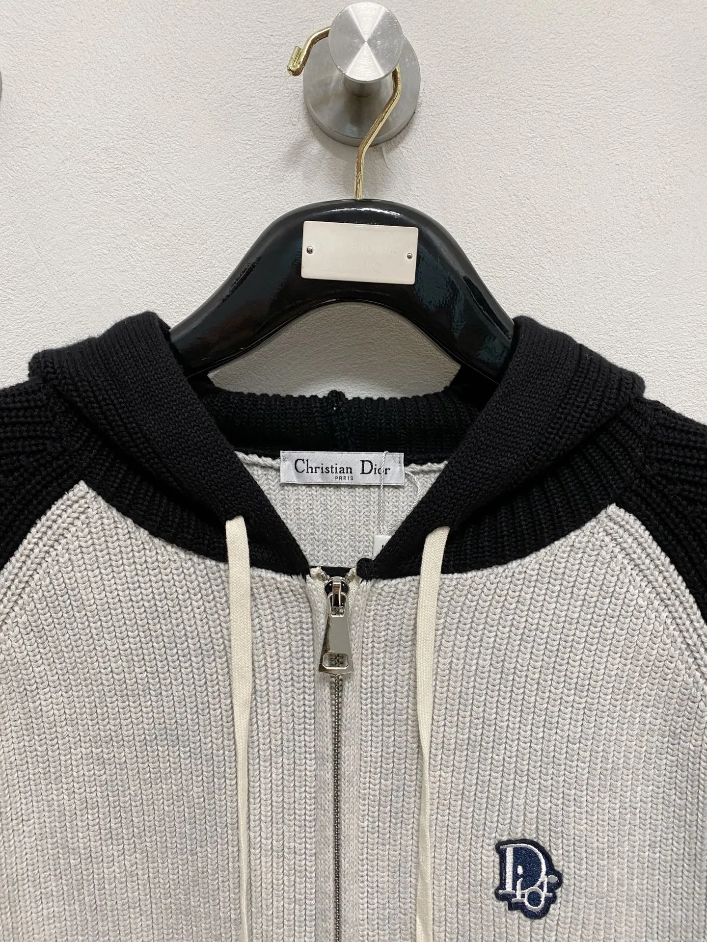 🅿️540 Dior autumn and winter classic cardigan sweater, in full condition! ! ! Wool blended fabric, the latest model in 2025, golden ratio! ! Slim-fitting soft gold, versatile and practical item, the combination and practicality are extremely powerful, simple and elegant, and classy! To create your own style, it is highly recommended to buy it in two colors. The standard slim fit tailoring process is suitable for both young and old men. It is knitted from wool and will not cause any discomfort! While keeping warm, it is stylish, textured and wearable, and the classic logo with contrasting colors on the chest feels in place! ! Recommended for regular customers! ! Size M-3XL (maximum wear: 190 pounds)