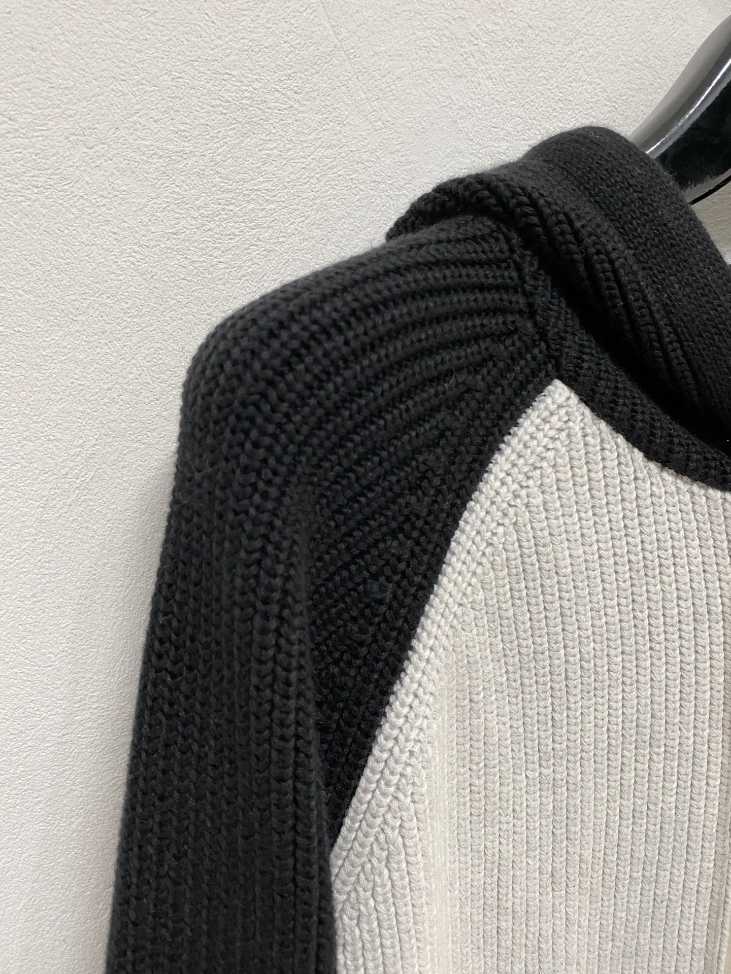 🅿️540 Dior autumn and winter classic cardigan sweater, in full condition! ! ! Wool blended fabric, the latest model in 2025, golden ratio! ! Slim-fitting soft gold, versatile and practical item, the combination and practicality are extremely powerful, simple and elegant, and classy! To create your own style, it is highly recommended to buy it in two colors. The standard slim fit tailoring process is suitable for both young and old men. It is knitted from wool and will not cause any discomfort! While keeping warm, it is stylish, textured and wearable, and the classic logo with contrasting colors on the chest feels in place! ! Recommended for regular customers! ! Size M-3XL (maximum wear: 190 pounds)