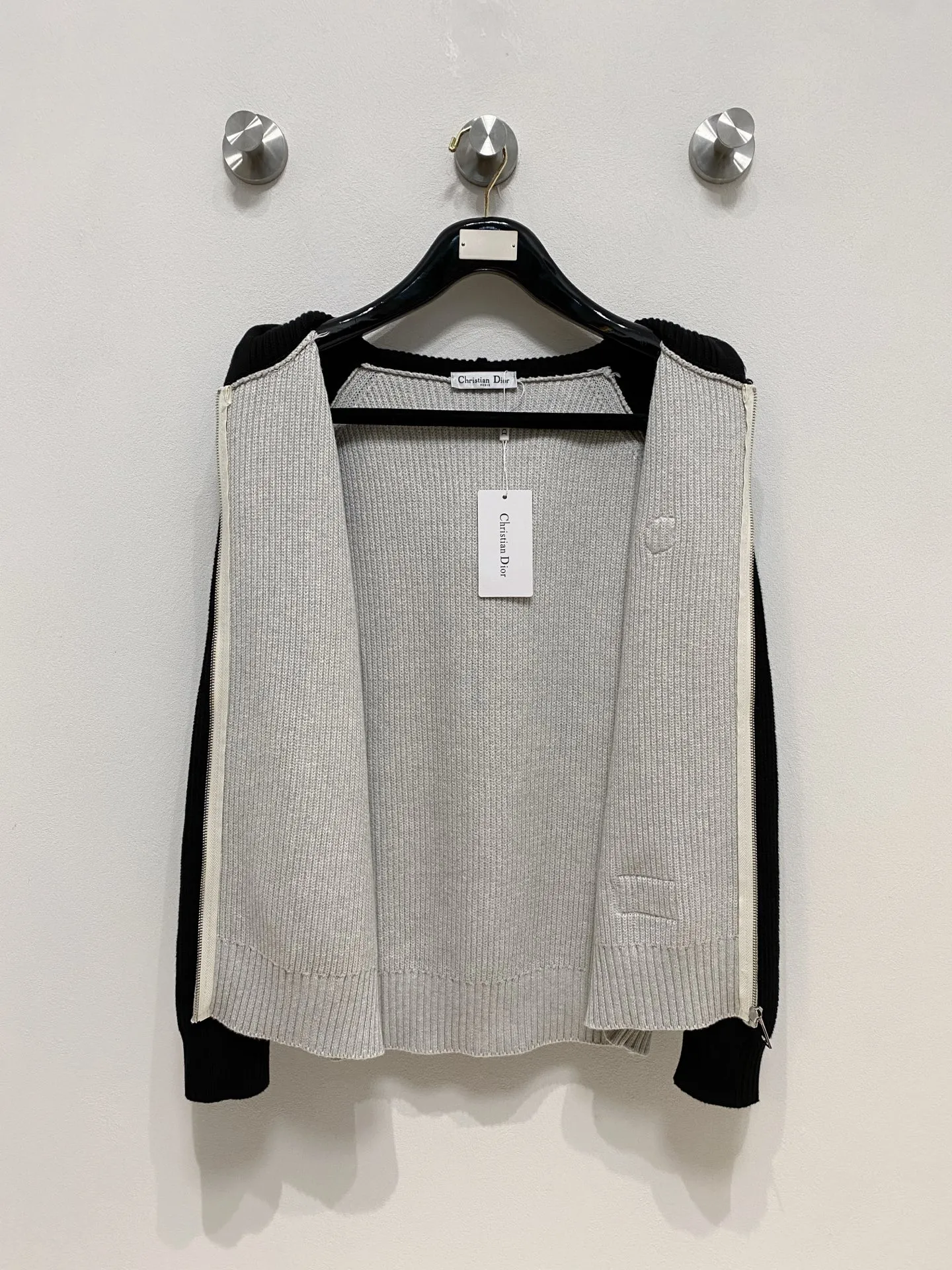 🅿️540 Dior autumn and winter classic cardigan sweater, in full condition! ! ! Wool blended fabric, the latest model in 2025, golden ratio! ! Slim-fitting soft gold, versatile and practical item, the combination and practicality are extremely powerful, simple and elegant, and classy! To create your own style, it is highly recommended to buy it in two colors. The standard slim fit tailoring process is suitable for both young and old men. It is knitted from wool and will not cause any discomfort! While keeping warm, it is stylish, textured and wearable, and the classic logo with contrasting colors on the chest feels in place! ! Recommended for regular customers! ! Size M-3XL (maximum wear: 190 pounds)