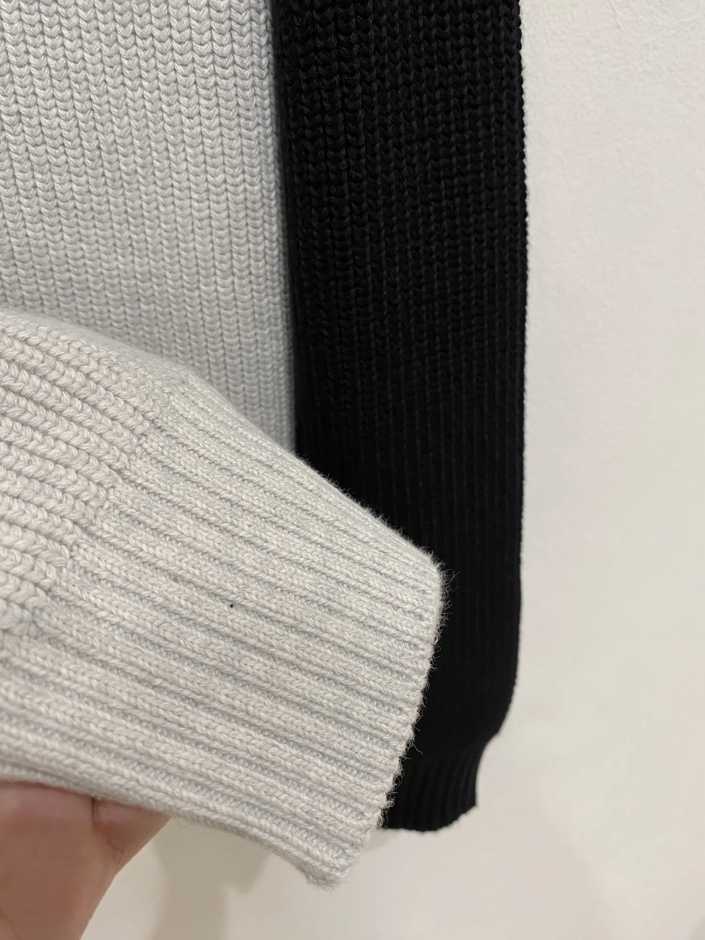 🅿️540 Dior autumn and winter classic cardigan sweater, in full condition! ! ! Wool blended fabric, the latest model in 2025, golden ratio! ! Slim-fitting soft gold, versatile and practical item, the combination and practicality are extremely powerful, simple and elegant, and classy! To create your own style, it is highly recommended to buy it in two colors. The standard slim fit tailoring process is suitable for both young and old men. It is knitted from wool and will not cause any discomfort! While keeping warm, it is stylish, textured and wearable, and the classic logo with contrasting colors on the chest feels in place! ! Recommended for regular customers! ! Size M-3XL (maximum wear: 190 pounds)