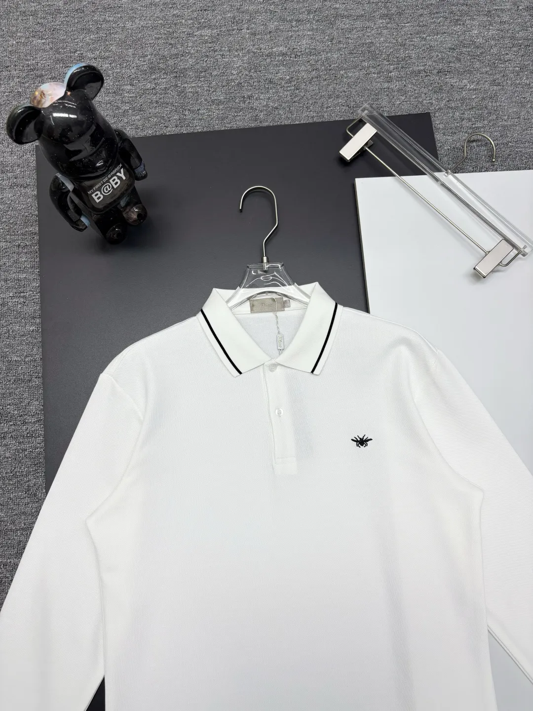 🅿️260 DIOR Dior's new embroidered long-sleeved Polo shirt. Original fabric. Official same style. Made of 250 grams of pure cotton pique fabric, custom-made in the same vat. Very comfortable and smooth feel. Very wide and stylish. Produced by a first-line brand factory. Imported Behringer embroidery machine. The embroidery is full and textured. The collar rib is woven with imported yarn. It does not deform after long-term wear. The latest autumn and winter style. Fashionable and individual. Super versatile and good-looking. It is very suitable for both men and women. A must-have item. Color: black, white, blue, pink. Size: M-3XL
