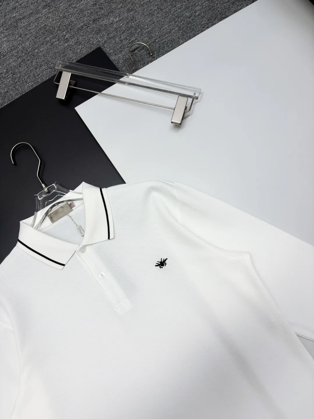 🅿️260 DIOR Dior's new embroidered long-sleeved Polo shirt. Original fabric. Official same style. Made of 250 grams of pure cotton pique fabric, custom-made in the same vat. Very comfortable and smooth feel. Very wide and stylish. Produced by a first-line brand factory. Imported Behringer embroidery machine. The embroidery is full and textured. The collar rib is woven with imported yarn. It does not deform after long-term wear. The latest autumn and winter style. Fashionable and individual. Super versatile and good-looking. It is very suitable for both men and women. A must-have item. Color: black, white, blue, pink. Size: M-3XL