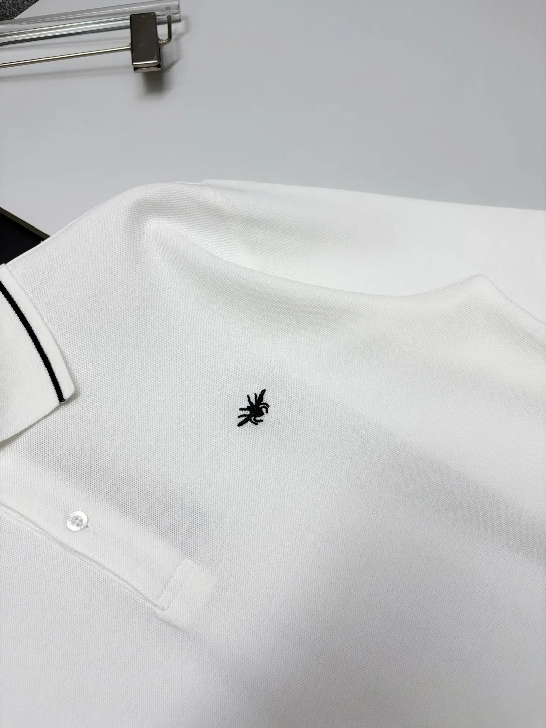 🅿️260 DIOR Dior's new embroidered long-sleeved Polo shirt. Original fabric. Official same style. Made of 250 grams of pure cotton pique fabric, custom-made in the same vat. Very comfortable and smooth feel. Very wide and stylish. Produced by a first-line brand factory. Imported Behringer embroidery machine. The embroidery is full and textured. The collar rib is woven with imported yarn. It does not deform after long-term wear. The latest autumn and winter style. Fashionable and individual. Super versatile and good-looking. It is very suitable for both men and women. A must-have item. Color: black, white, blue, pink. Size: M-3XL