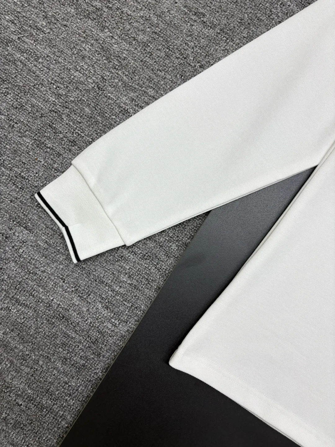 🅿️260 DIOR Dior's new embroidered long-sleeved Polo shirt. Original fabric. Official same style. Made of 250 grams of pure cotton pique fabric, custom-made in the same vat. Very comfortable and smooth feel. Very wide and stylish. Produced by a first-line brand factory. Imported Behringer embroidery machine. The embroidery is full and textured. The collar rib is woven with imported yarn. It does not deform after long-term wear. The latest autumn and winter style. Fashionable and individual. Super versatile and good-looking. It is very suitable for both men and women. A must-have item. Color: black, white, blue, pink. Size: M-3XL