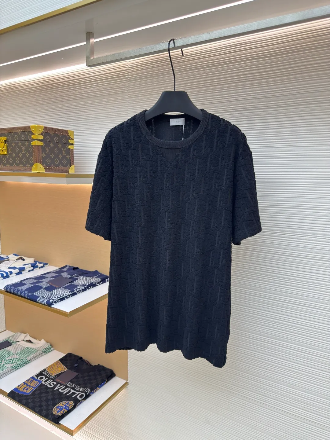 DIOR all-over printed terry short sleeves ●Authentic product: Purchased and developed for 6600 ●Item number: 1680268-A05 ●Fabric: pure cotton fabric ●Technology: positioning cutting ●Version: fitted version ●Weight: about 350g ●Size: S-M-L-XL ●Description: Custom-woven and dyed pure cotton 100% jacquard material Oblique presbyopic pattern fabric Weight 300G Positioning pattern Positioning tailoring Each piece is in the same position Jacquard cotton towel material has dark patterns and a heavy hand feel. The overall routing is straight and delicate, the fabric is comfortable and soft, and the color is consistent without color difference. It can be matched with the same style to create a fashionable look and control various occasions. Customized accessories, complete with three standards, same style for men and women!