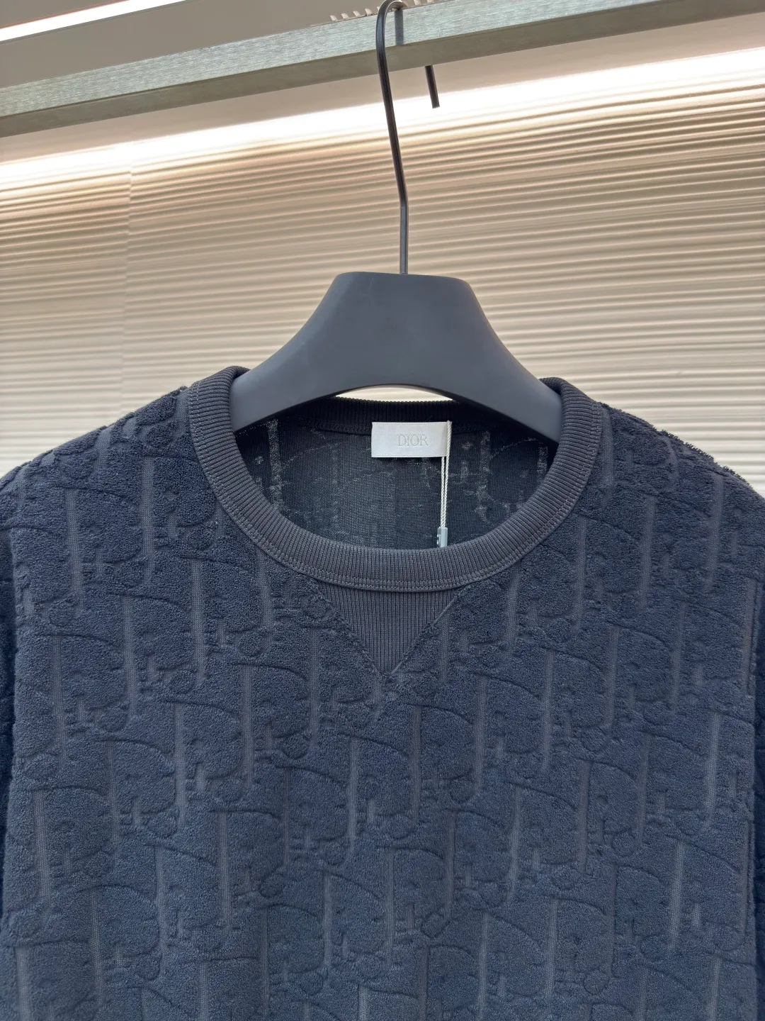 DIOR all-over printed terry short sleeves ●Authentic product: Purchased and developed for 6600 ●Item number: 1680268-A05 ●Fabric: pure cotton fabric ●Technology: positioning cutting ●Version: fitted version ●Weight: about 350g ●Size: S-M-L-XL ●Description: Custom-woven and dyed pure cotton 100% jacquard material Oblique presbyopic pattern fabric Weight 300G Positioning pattern Positioning tailoring Each piece is in the same position Jacquard cotton towel material has dark patterns and a heavy hand feel. The overall routing is straight and delicate, the fabric is comfortable and soft, and the color is consistent without color difference. It can be matched with the same style to create a fashionable look and control various occasions. Customized accessories, complete with three standards, same style for men and women!