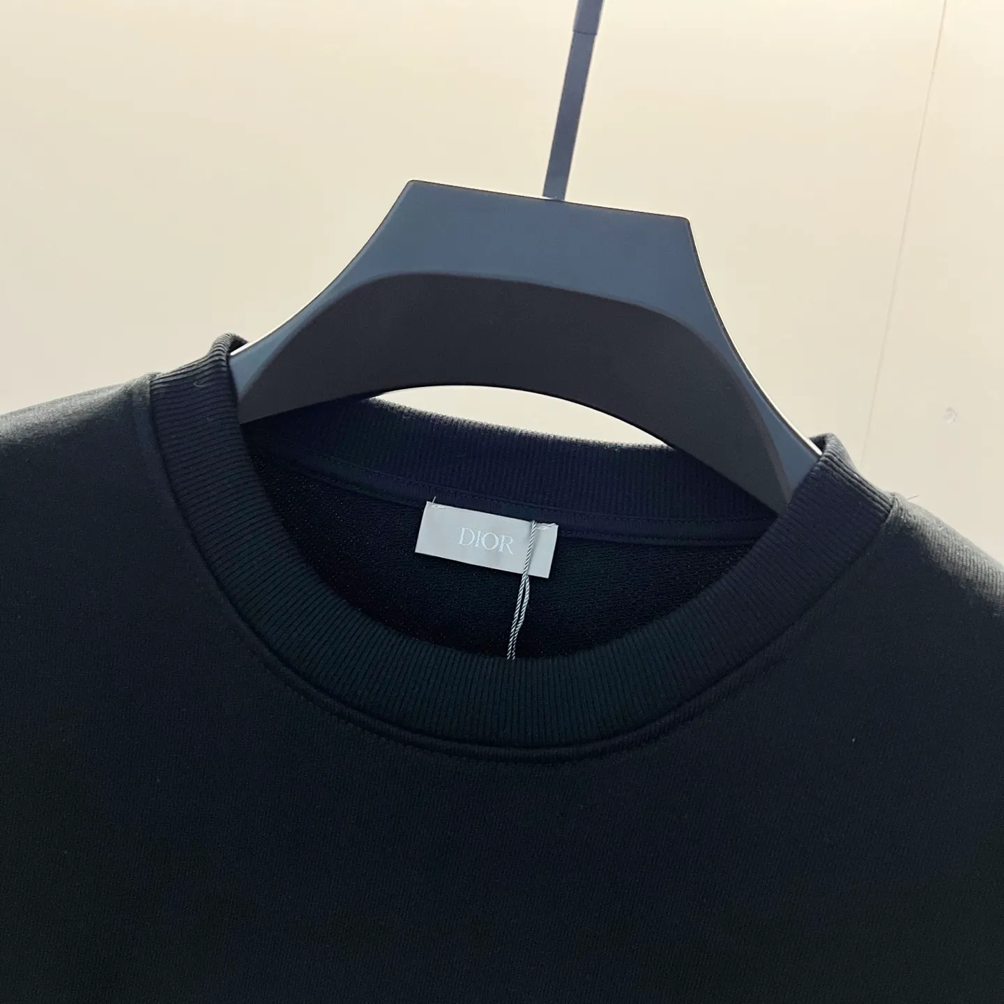 🅿️250 DIOR/Dior 420g pure cotton round neck sweatshirt, simple neon color embroidery🪡letter LOGO micro-labeling technology, official synchronization, high version, high quality, fashionable personality, versatile trend, pure original quality, original fabric, tag, collar label, washed wheat, complete three labels, color: black, white. Size: XS-L
