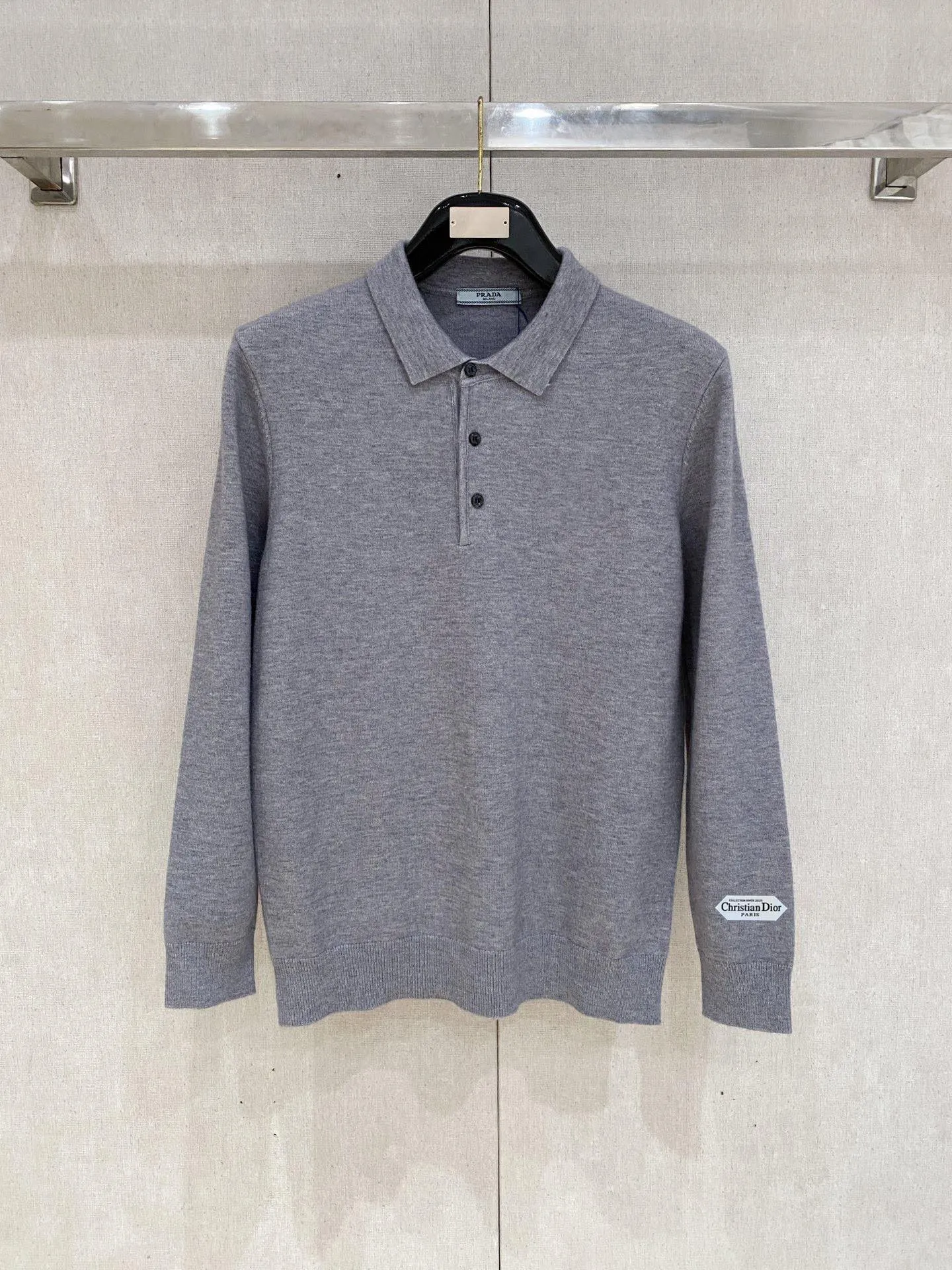 🅿️440 【DIOR】Autumn and winter classic lapel sweater, in full condition! ! ! Wool blended fabric, the latest model in 2025, golden ratio! ! Slim-fitting soft gold, versatile and practical item, the combination and practicality are extremely powerful, simple and elegant, and classy! To create your own style, it is highly recommended to buy it in two colors. The standard slim fit tailoring process is suitable for both young and old men. It is knitted from wool and will not cause any discomfort! While keeping warm, it is stylish, textured and wearable, and the classic logo with contrasting colors on the chest feels in place! ! Recommended for regular customers! ! Size M-3XL (maximum wear: 190 pounds)