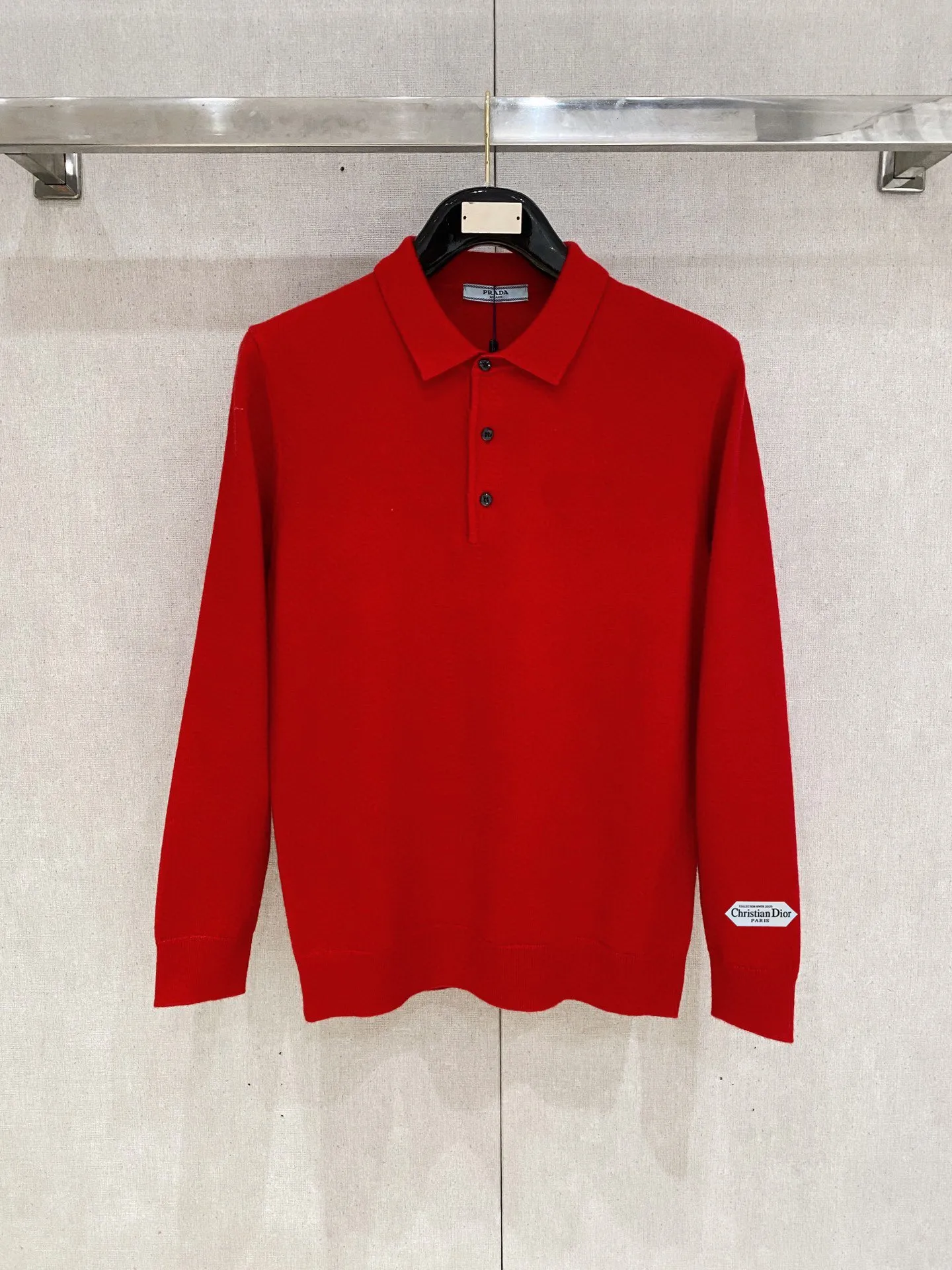 🅿️440 【DIOR】Autumn and winter classic lapel sweater, in full condition! ! ! Wool blended fabric, the latest model in 2025, golden ratio! ! Slim-fitting soft gold, versatile and practical item, the combination and practicality are extremely powerful, simple and elegant, and classy! To create your own style, it is highly recommended to buy it in two colors. The standard slim fit tailoring process is suitable for both young and old men. It is knitted from wool and will not cause any discomfort! While keeping warm, it is stylish, textured and wearable, and the classic logo with contrasting colors on the chest feels in place! ! Recommended for regular customers! ! Size M-3XL (maximum wear: 190 pounds)
