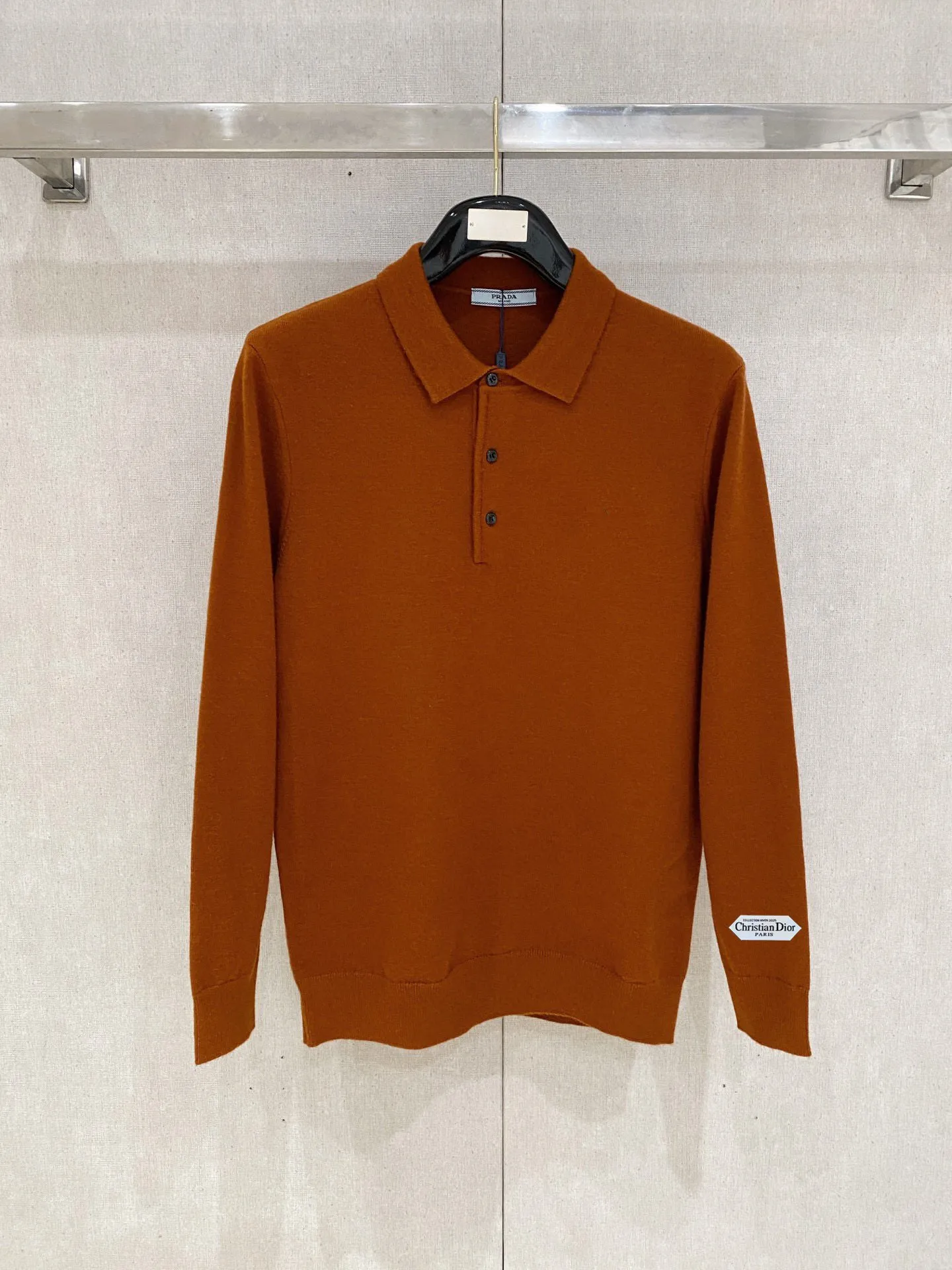 🅿️440 【DIOR】Autumn and winter classic lapel sweater, in full condition! ! ! Wool blended fabric, the latest model in 2025, golden ratio! ! Slim-fitting soft gold, versatile and practical item, the combination and practicality are extremely powerful, simple and elegant, and classy! To create your own style, it is highly recommended to buy it in two colors. The standard slim fit tailoring process is suitable for both young and old men. It is knitted from wool and will not cause any discomfort! While keeping warm, it is stylish, textured and wearable, and the classic logo with contrasting colors on the chest feels in place! ! Recommended for regular customers! ! Size M-3XL (maximum wear: 190 pounds)