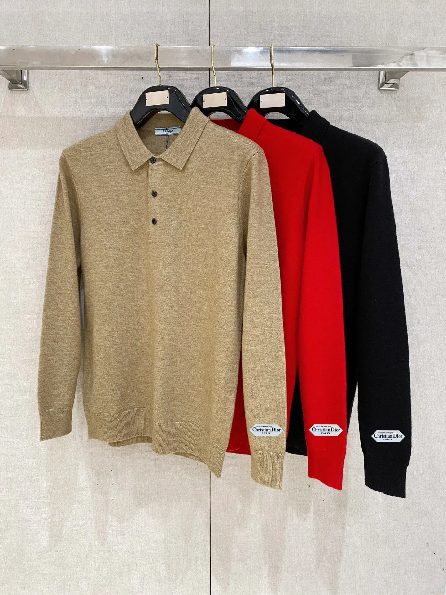🅿️440 【DIOR】Autumn and winter classic lapel sweater, in full condition! ! ! Wool blended fabric, the latest model in 2025, golden ratio! ! Slim-fitting soft gold, versatile and practical item, the combination and practicality are extremely powerful, simple and elegant, and classy! To create your own style, it is highly recommended to buy it in two colors. The standard slim fit tailoring process is suitable for both young and old men. It is knitted from wool and will not cause any discomfort! While keeping warm, it is stylish, textured and wearable, and the classic logo with contrasting colors on the chest feels in place! ! Recommended for regular customers! ! Size M-3XL (maximum wear: 190 pounds)