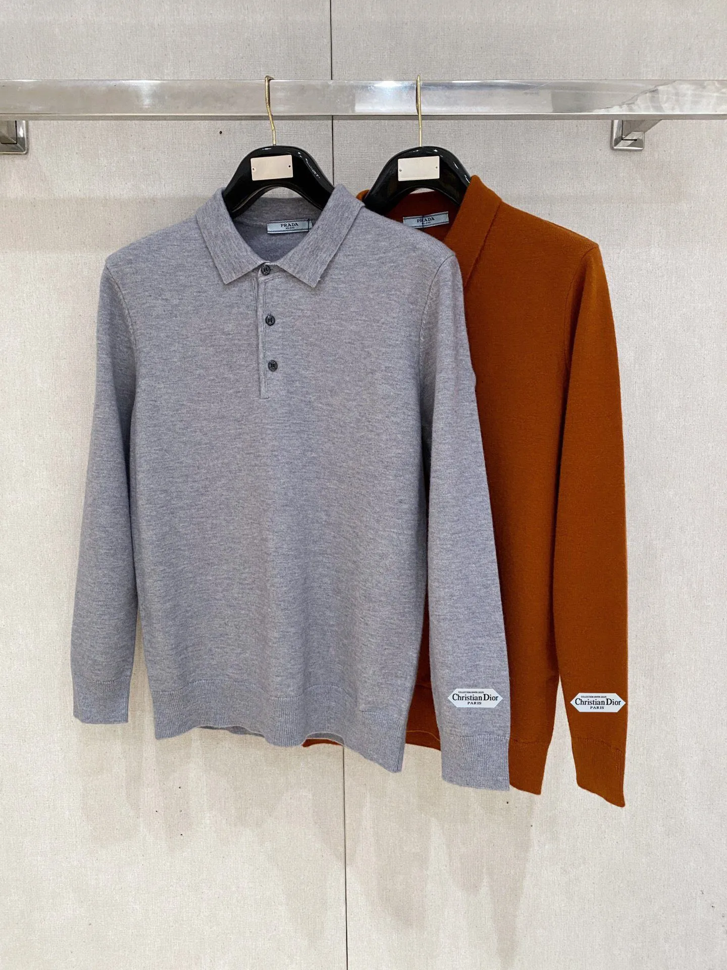 🅿️440 【DIOR】Autumn and winter classic lapel sweater, in full condition! ! ! Wool blended fabric, the latest model in 2025, golden ratio! ! Slim-fitting soft gold, versatile and practical item, the combination and practicality are extremely powerful, simple and elegant, and classy! To create your own style, it is highly recommended to buy it in two colors. The standard slim fit tailoring process is suitable for both young and old men. It is knitted from wool and will not cause any discomfort! While keeping warm, it is stylish, textured and wearable, and the classic logo with contrasting colors on the chest feels in place! ! Recommended for regular customers! ! Size M-3XL (maximum wear: 190 pounds)