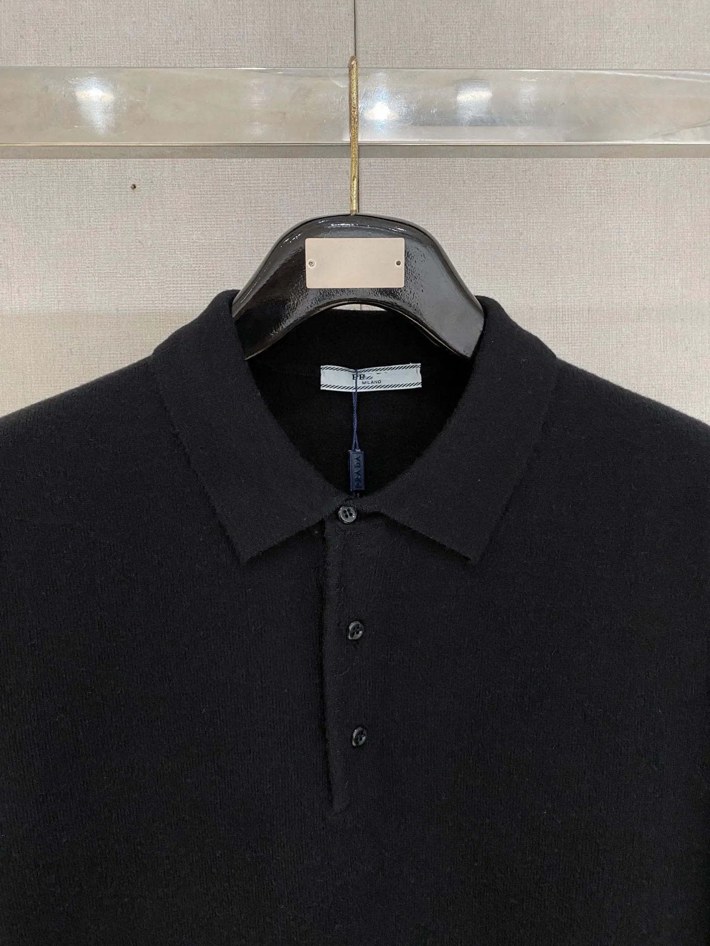 🅿️440 【DIOR】Autumn and winter classic lapel sweater, in full condition! ! ! Wool blended fabric, the latest model in 2025, golden ratio! ! Slim-fitting soft gold, versatile and practical item, the combination and practicality are extremely powerful, simple and elegant, and classy! To create your own style, it is highly recommended to buy it in two colors. The standard slim fit tailoring process is suitable for both young and old men. It is knitted from wool and will not cause any discomfort! While keeping warm, it is stylish, textured and wearable, and the classic logo with contrasting colors on the chest feels in place! ! Recommended for regular customers! ! Size M-3XL (maximum wear: 190 pounds)