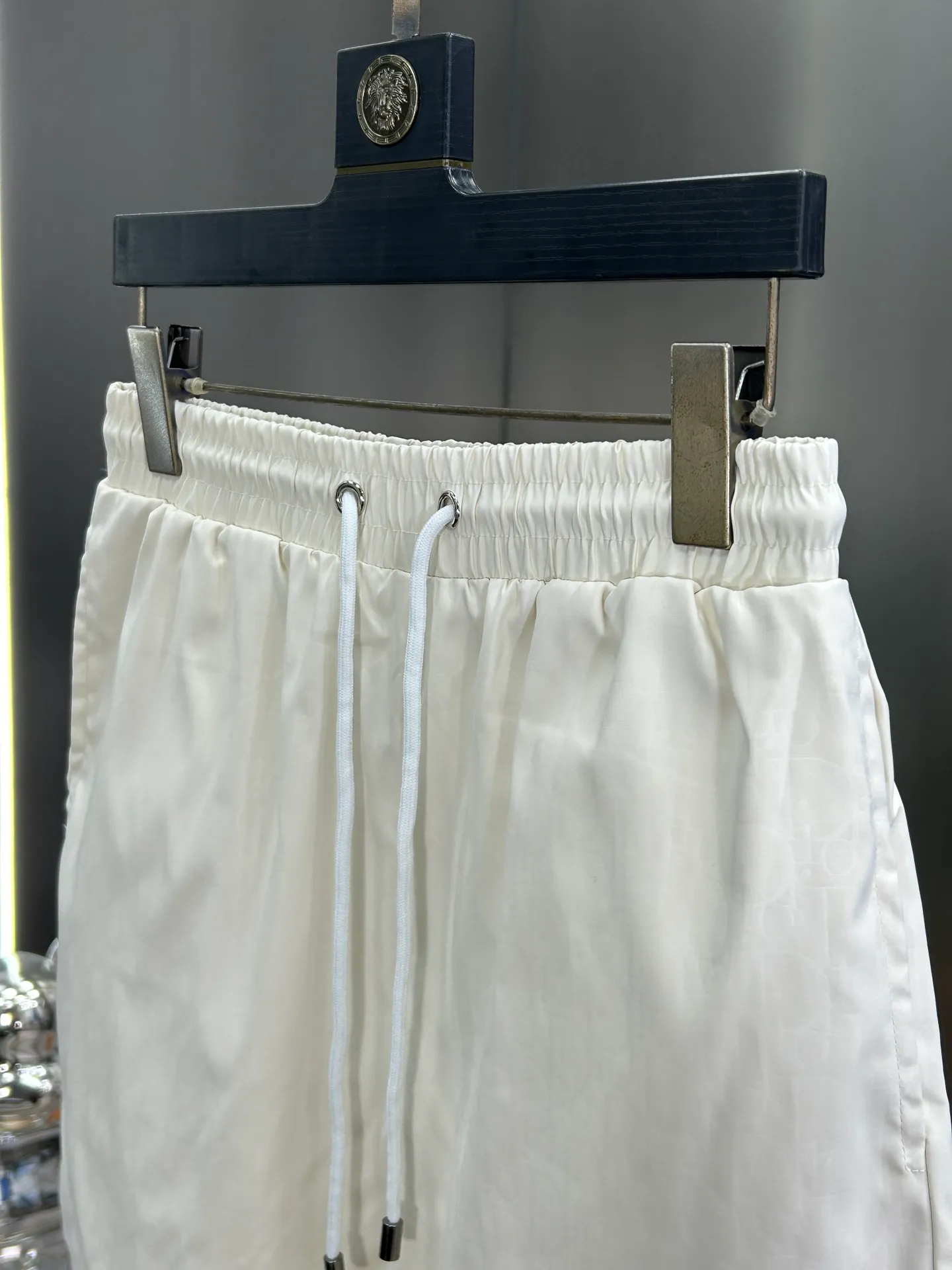 🅿️160 DIOR 2025 spring and summer new beach shorts, five-point shorts! Synchronized with the official website. Original 1-1 replica, fine workmanship, original hardware, selected high-quality polyester fiber fabric, delicate feel, a must-have item for summer, super handsome upper body effect, super real shooting, close contact with texture! Size: M-3XL