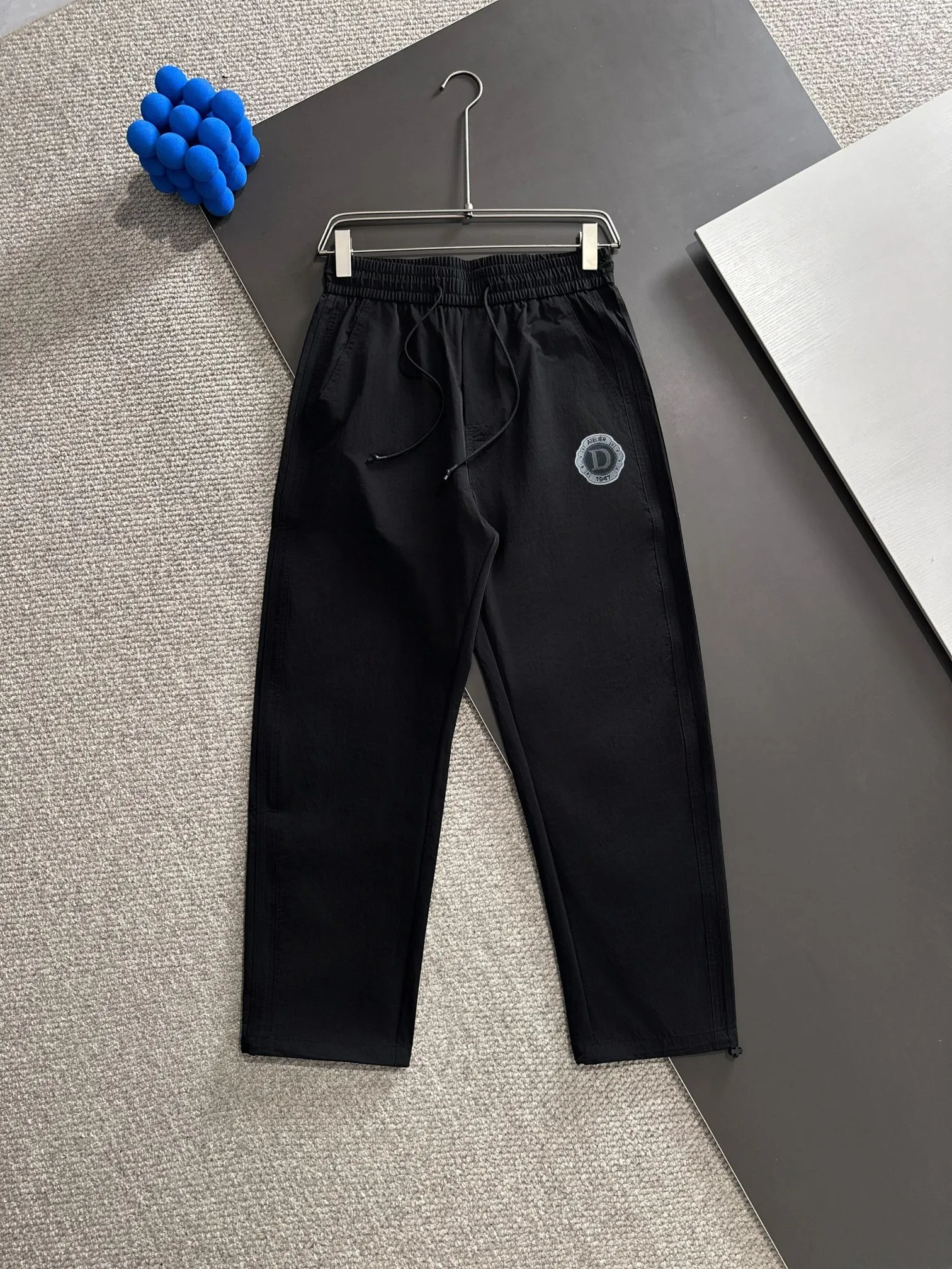 🅿️400 next day shipping Dior 2025 spring and summer new elastic band casual pants, thin counter custom fabrics, high breathability and comfort, impeccable details, brand element design concept, reflecting high quality. It feels delicate and soft! Not easy to wrinkle! It presents a casual cut and the upper body shape is great! Size: M-3XL