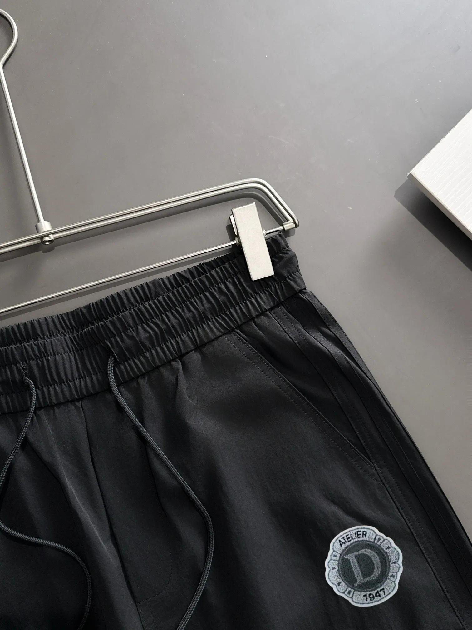 🅿️400 next day shipping Dior 2025 spring and summer new elastic band casual pants, thin counter custom fabrics, high breathability and comfort, impeccable details, brand element design concept, reflecting high quality. It feels delicate and soft! Not easy to wrinkle! It presents a casual cut and the upper body shape is great! Size: M-3XL