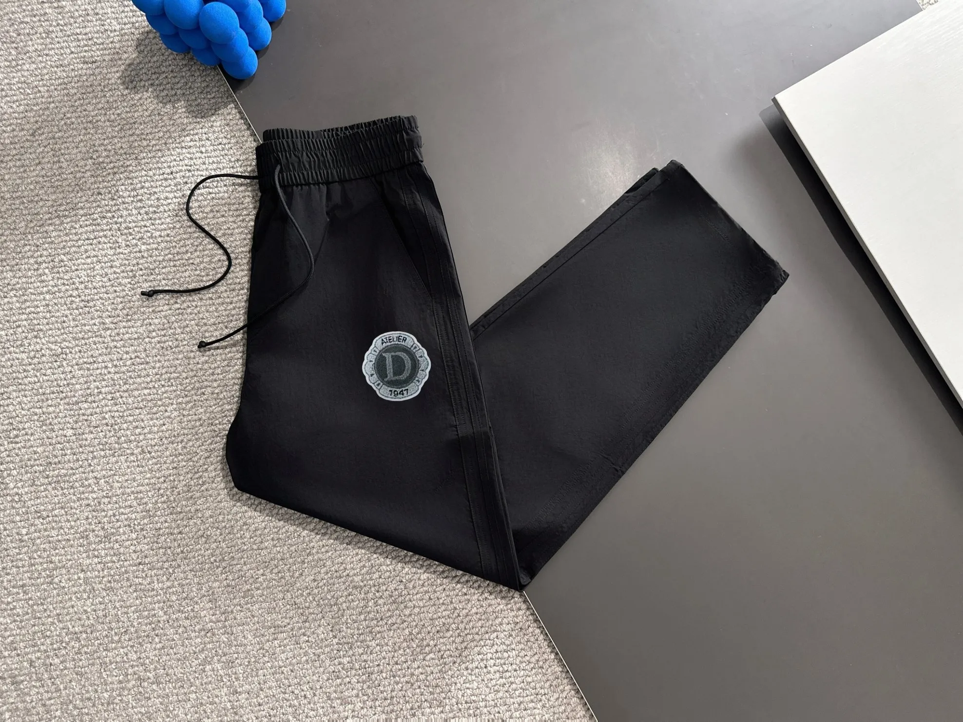 🅿️400 next day shipping Dior 2025 spring and summer new elastic band casual pants, thin counter custom fabrics, high breathability and comfort, impeccable details, brand element design concept, reflecting high quality. It feels delicate and soft! Not easy to wrinkle! It presents a casual cut and the upper body shape is great! Size: M-3XL