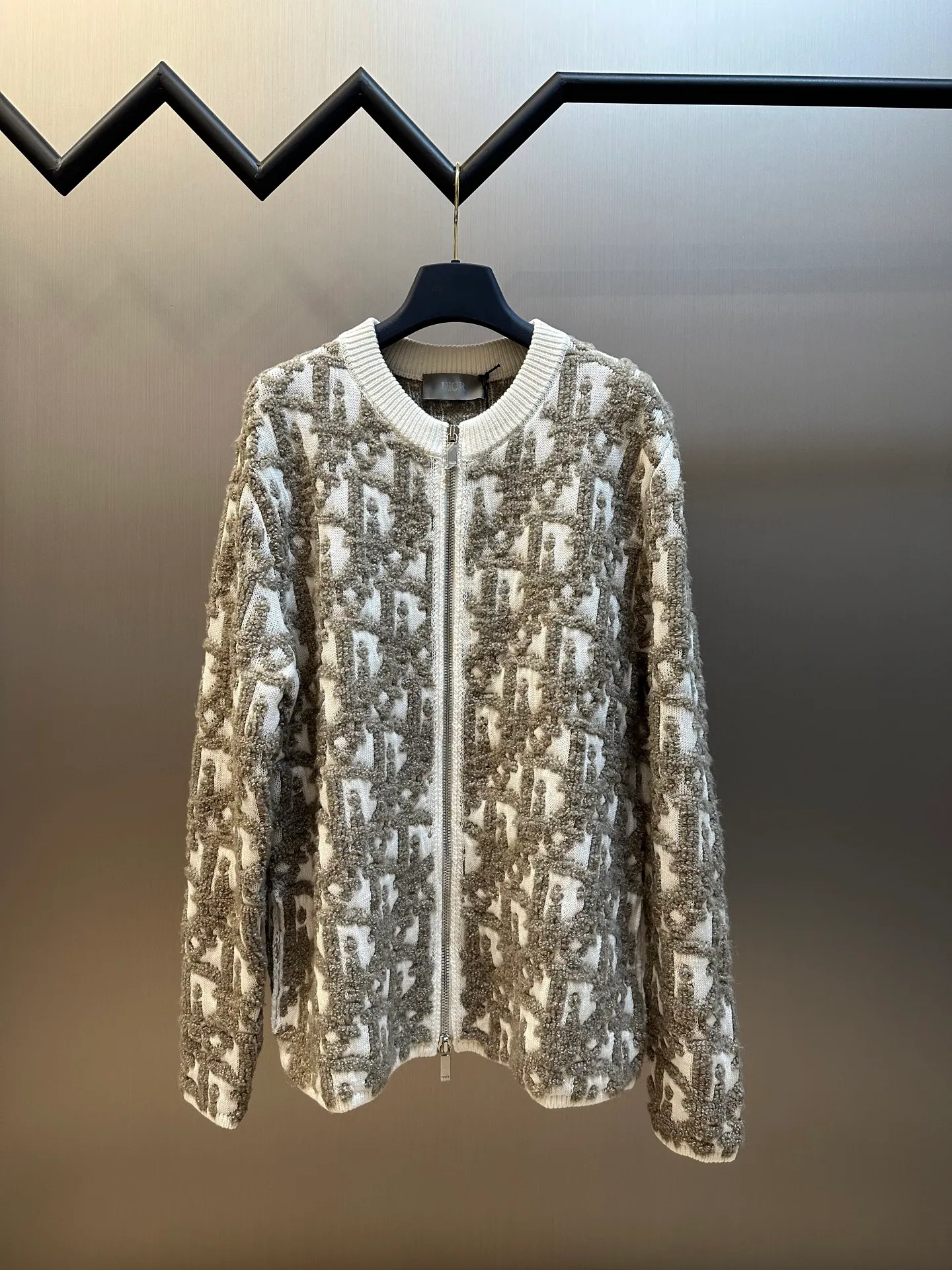 🅿️660 Dior sheep wool blend Oblique printed cardigan This cardigan is a new product of the 2025 autumn men's wear series, decorated with the classic Oblique printed pattern. Crafted from white sheep's wool-blend jacquard, it has a raised Oblique print stitched in contrasting threads throughout. Wear it with coordinating tailoring for an elegant look or jeans for a more casual look.  size：xs s m l