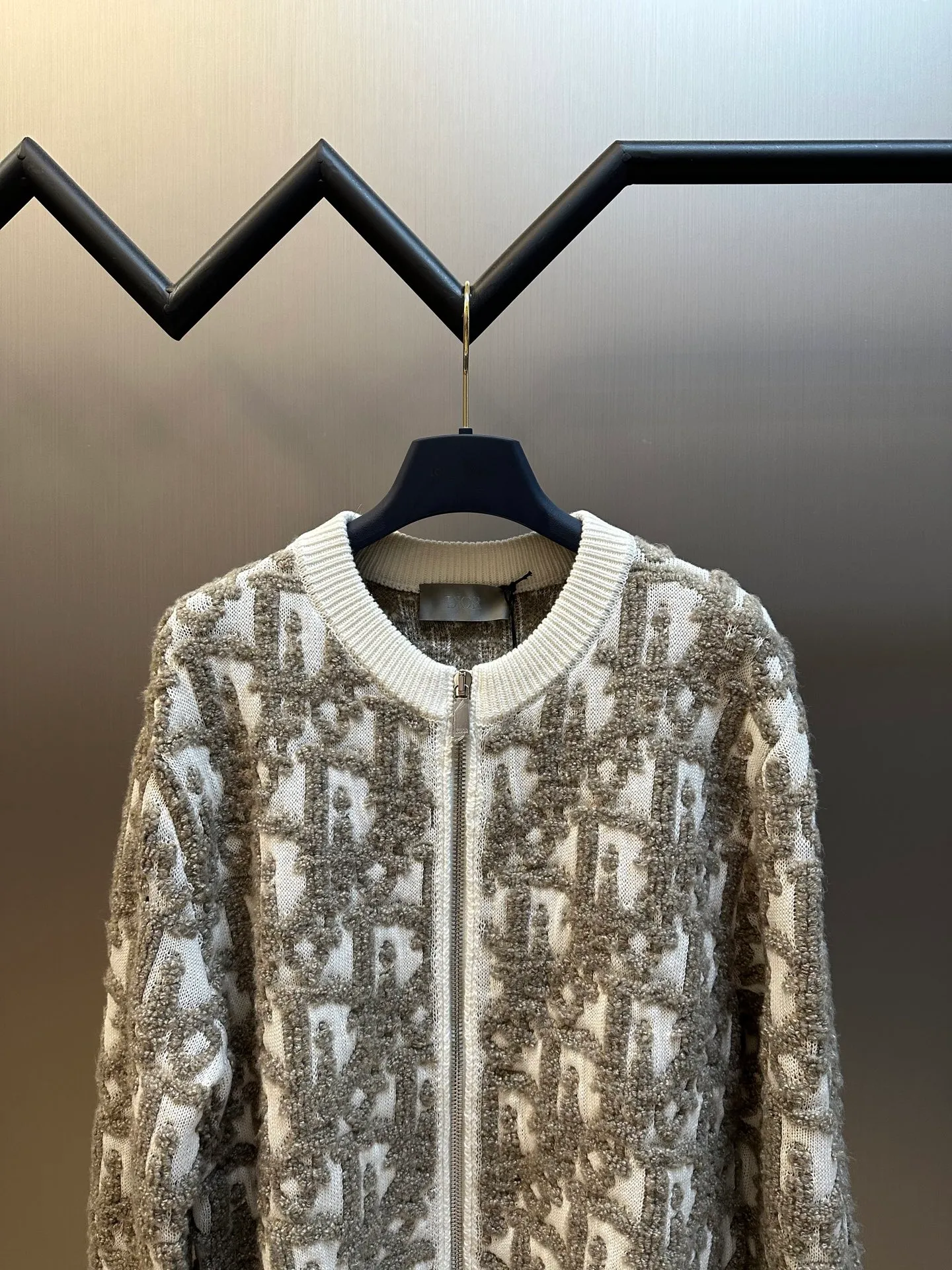 🅿️660 Dior sheep wool blend Oblique printed cardigan This cardigan is a new product of the 2025 autumn men's wear series, decorated with the classic Oblique printed pattern. Crafted from white sheep's wool-blend jacquard, it has a raised Oblique print stitched in contrasting threads throughout. Wear it with coordinating tailoring for an elegant look or jeans for a more casual look.  size：xs s m l