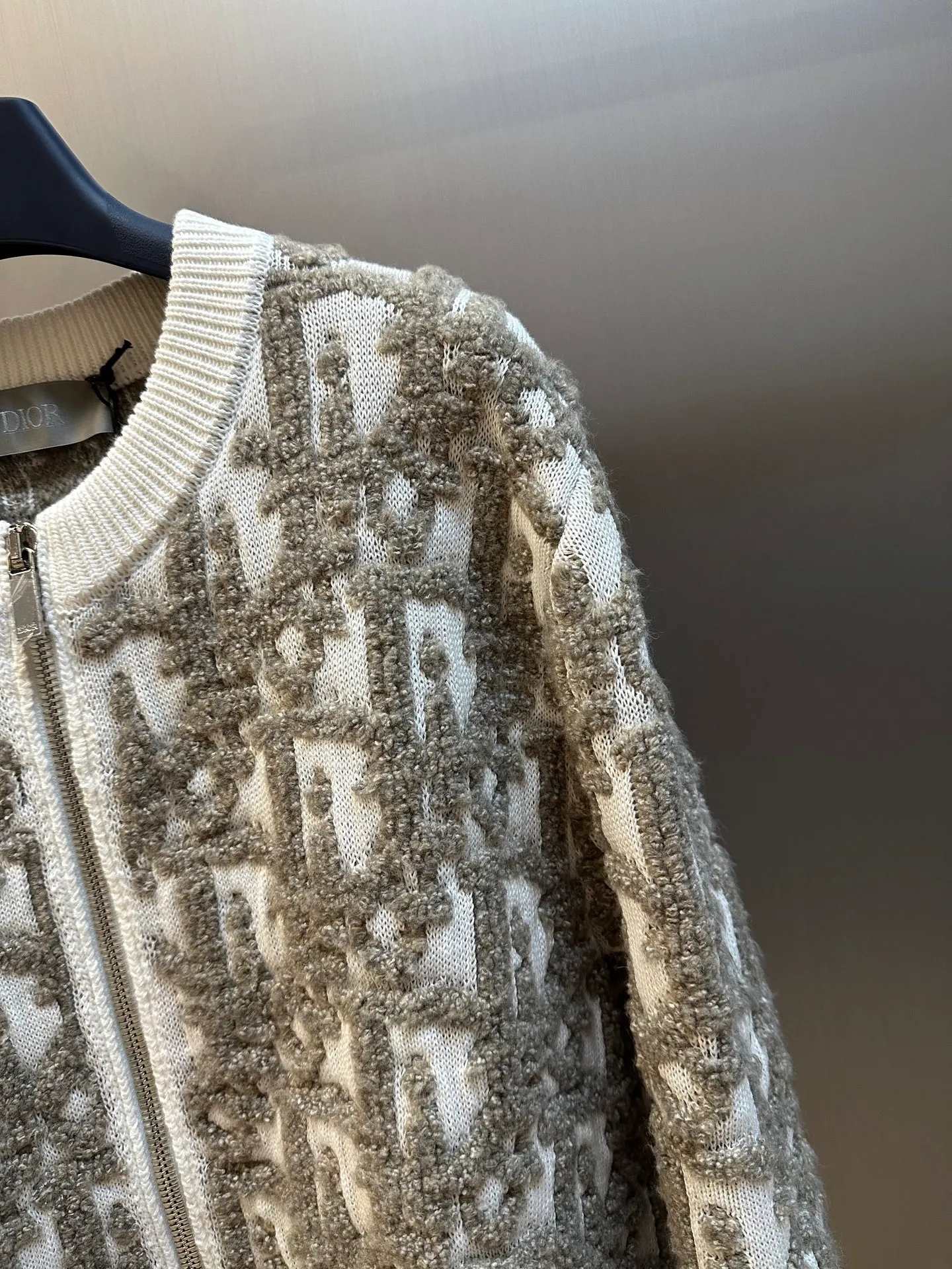 🅿️660 Dior sheep wool blend Oblique printed cardigan This cardigan is a new product of the 2025 autumn men's wear series, decorated with the classic Oblique printed pattern. Crafted from white sheep's wool-blend jacquard, it has a raised Oblique print stitched in contrasting threads throughout. Wear it with coordinating tailoring for an elegant look or jeans for a more casual look.  size：xs s m l