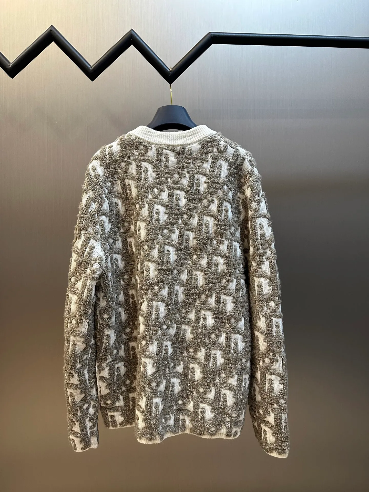 🅿️660 Dior sheep wool blend Oblique printed cardigan This cardigan is a new product of the 2025 autumn men's wear series, decorated with the classic Oblique printed pattern. Crafted from white sheep's wool-blend jacquard, it has a raised Oblique print stitched in contrasting threads throughout. Wear it with coordinating tailoring for an elegant look or jeans for a more casual look.  size：xs s m l