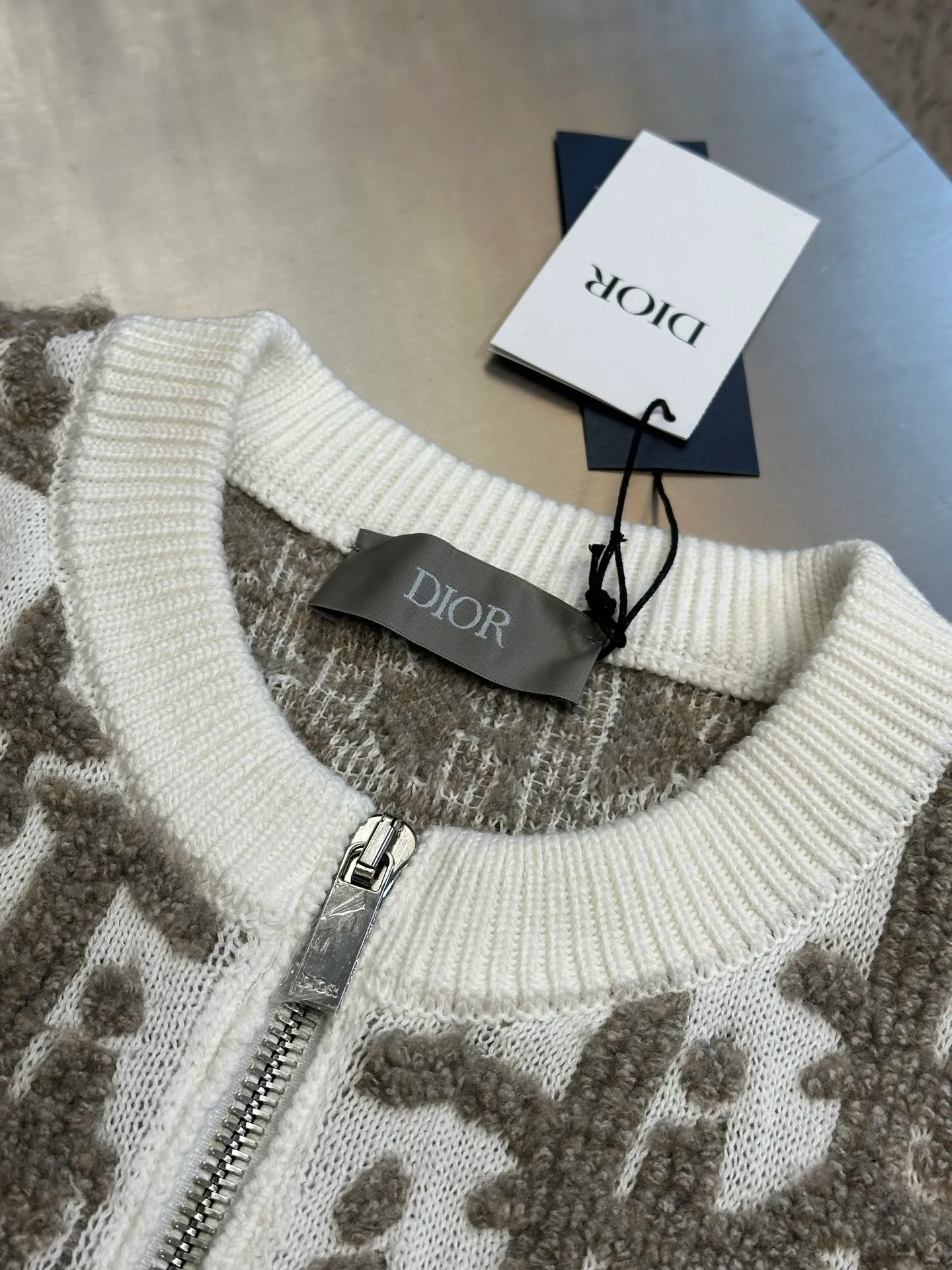 🅿️660 Dior sheep wool blend Oblique printed cardigan This cardigan is a new product of the 2025 autumn men's wear series, decorated with the classic Oblique printed pattern. Crafted from white sheep's wool-blend jacquard, it has a raised Oblique print stitched in contrasting threads throughout. Wear it with coordinating tailoring for an elegant look or jeans for a more casual look.  size：xs s m l