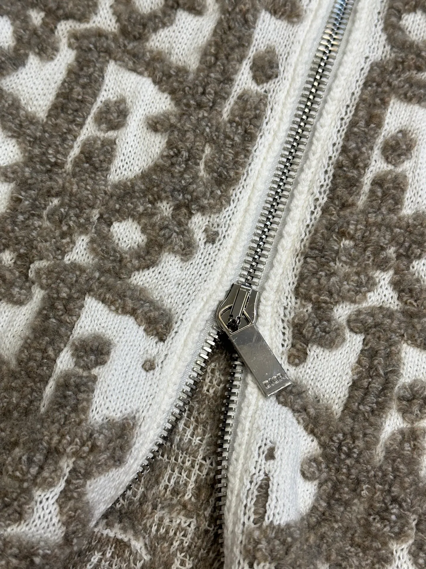 🅿️660 Dior sheep wool blend Oblique printed cardigan This cardigan is a new product of the 2025 autumn men's wear series, decorated with the classic Oblique printed pattern. Crafted from white sheep's wool-blend jacquard, it has a raised Oblique print stitched in contrasting threads throughout. Wear it with coordinating tailoring for an elegant look or jeans for a more casual look.  size：xs s m l